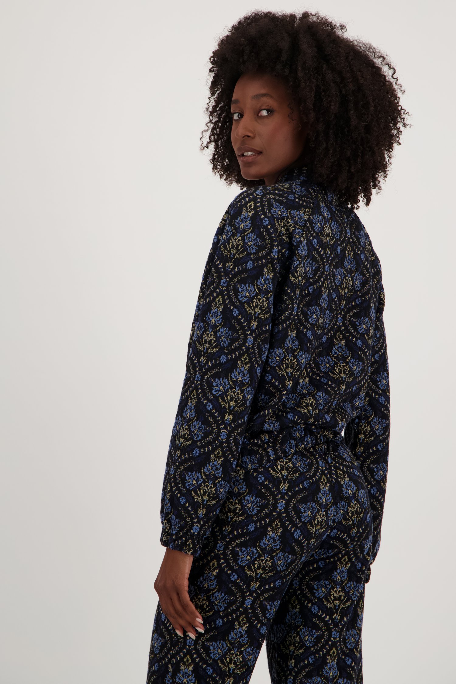 Le dos de Veste noire à motif bleu de Geisha pour Femmes