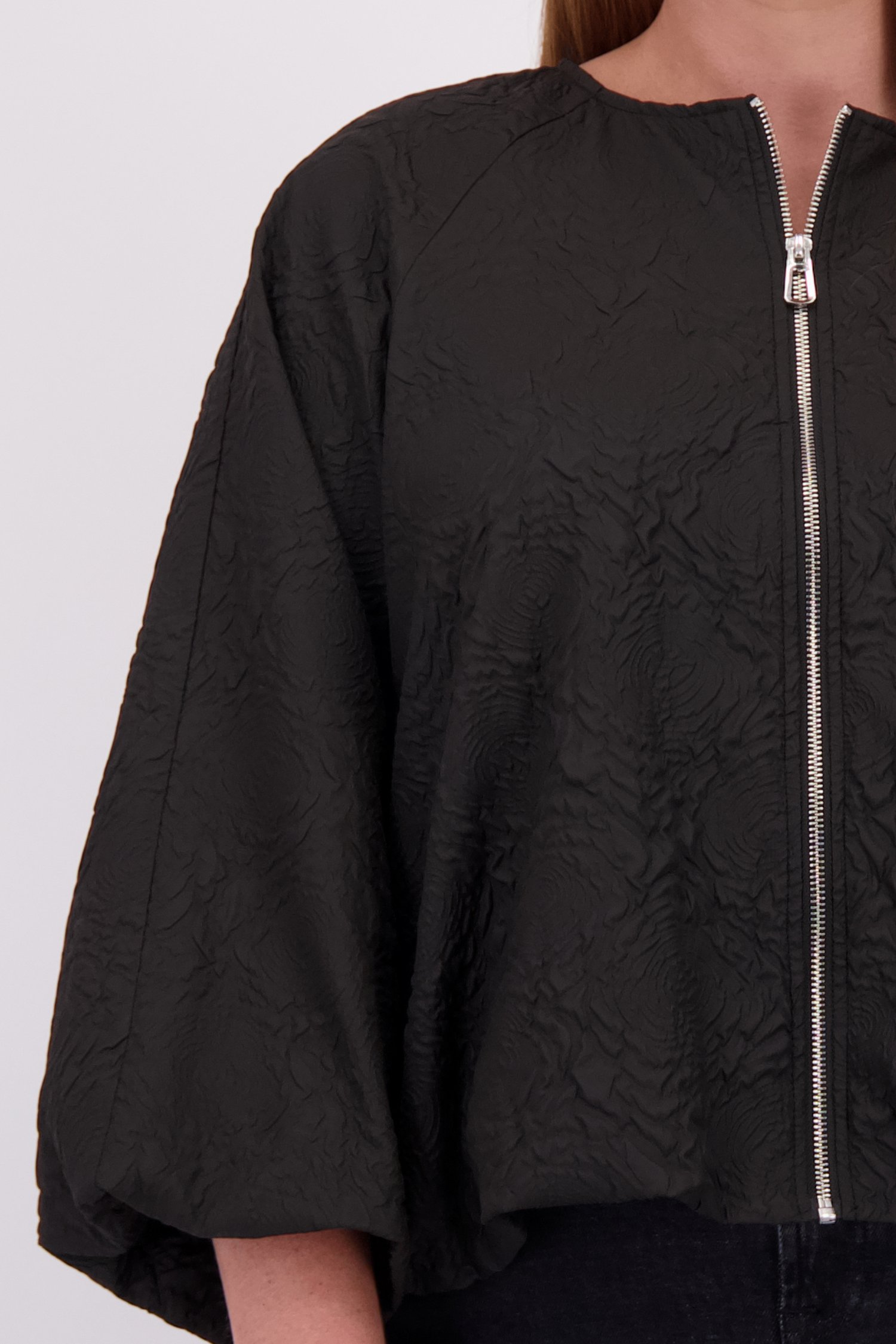 Détail de Veste noire à motif floral de ONLY Carmakoma pour Femmes