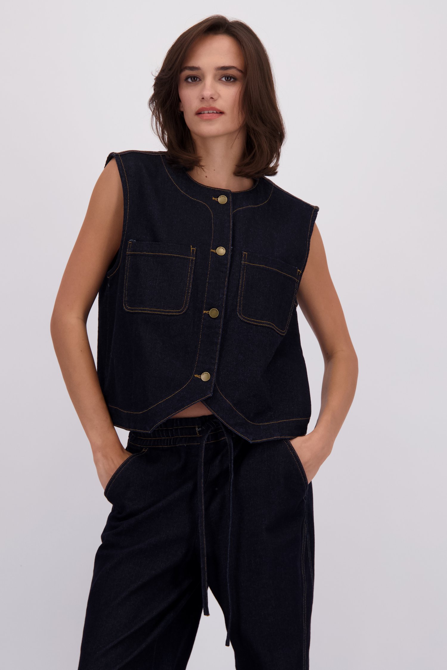 Le devant de Waistcoat en denim bleu foncé de JDY pour Femmes