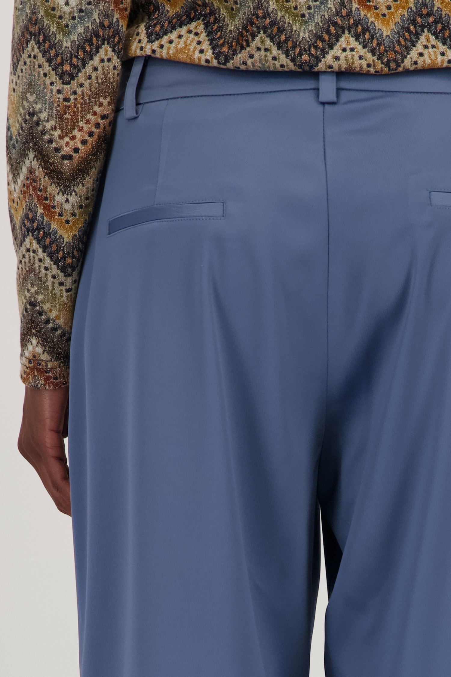 Detail van Wijde blauwe broek met satin look door Geisha voor Dames