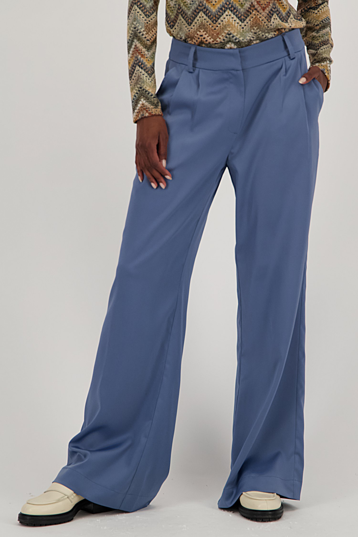 Voorkant van Wijde blauwe broek met satin look door Geisha voor Dames