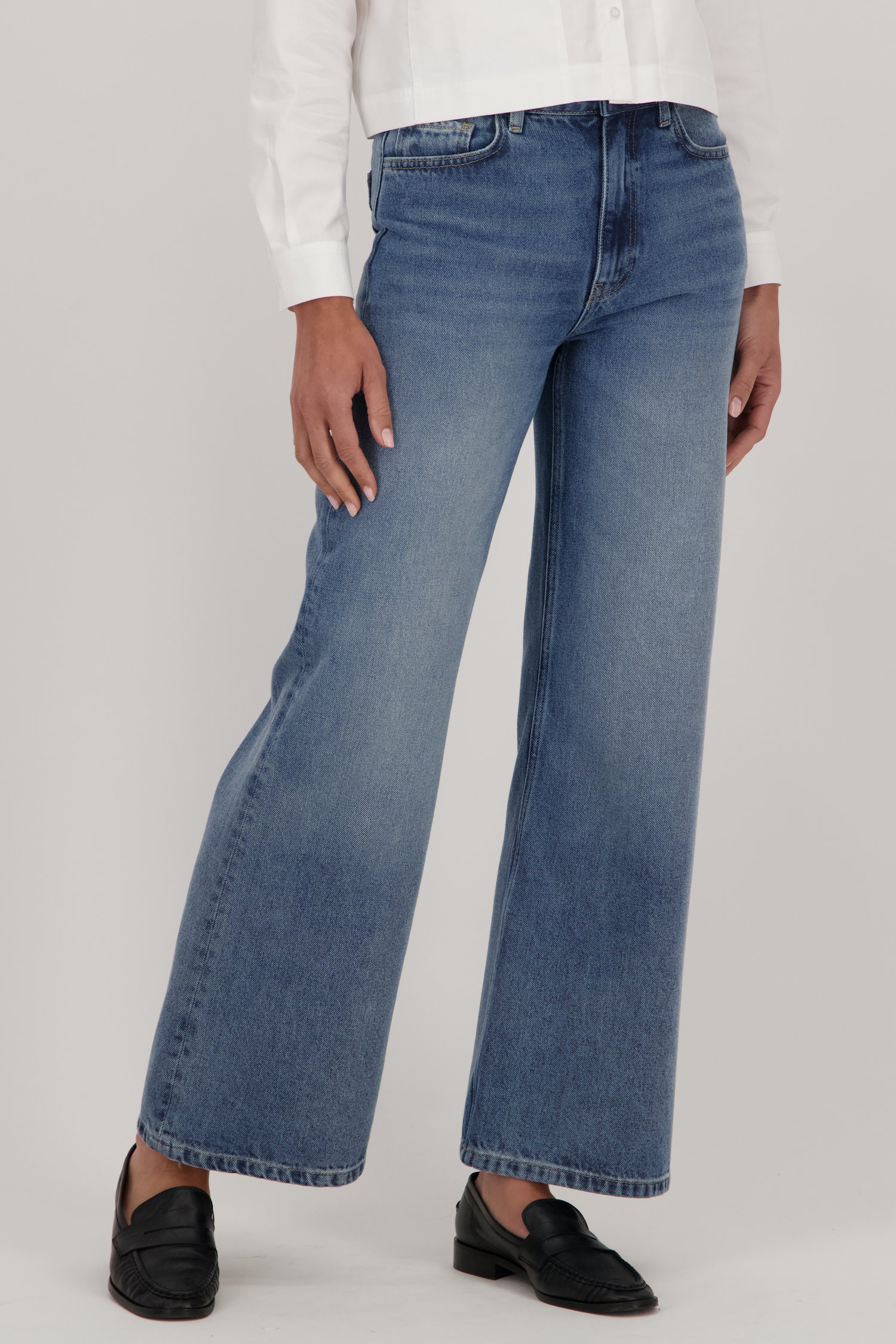 Voorkant van Wijde blauwe jeans door More & More voor Dames