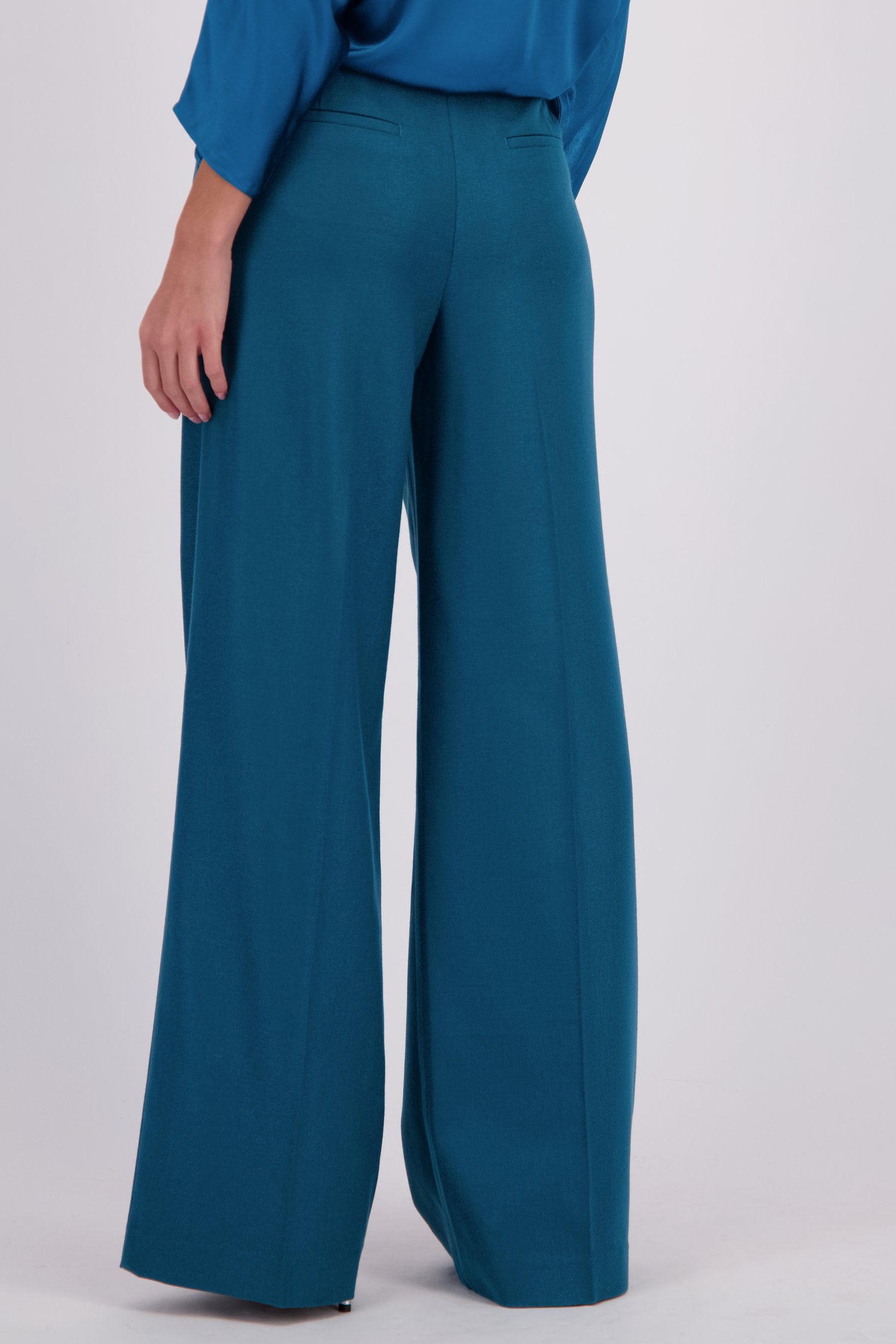 Achterkant van Wijde blauwgroene broek door D'Auvry voor Dames