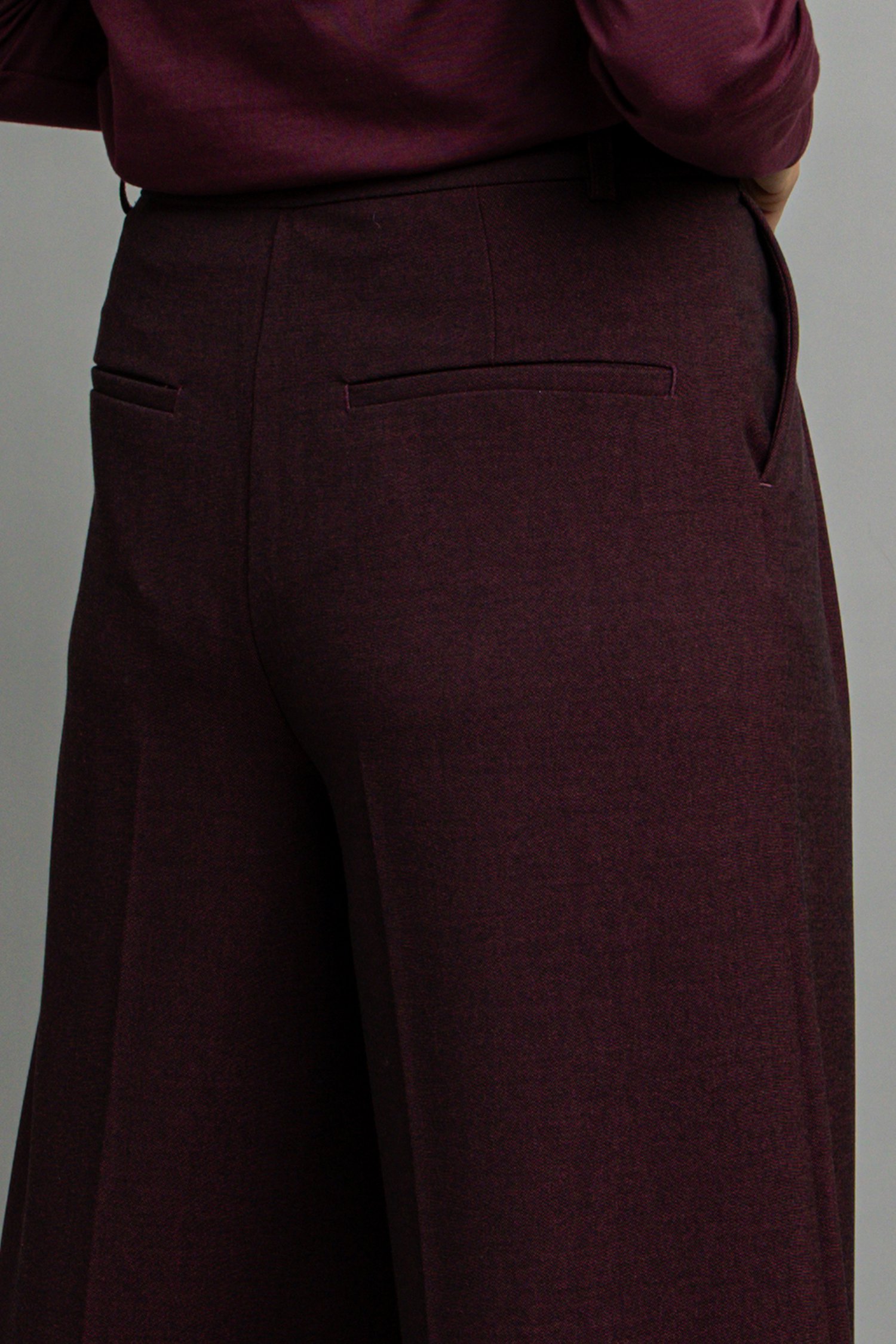 Detail van Wijde bordeaux broek door Louise voor Dames