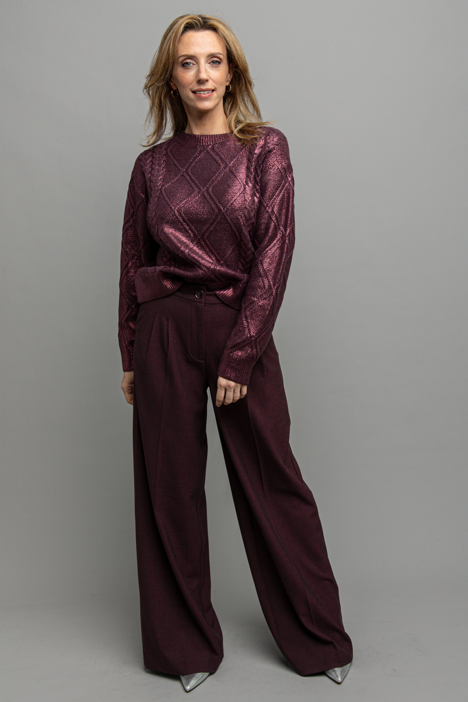 Voorkant van Wijde bordeaux broek door Louise voor Dames
