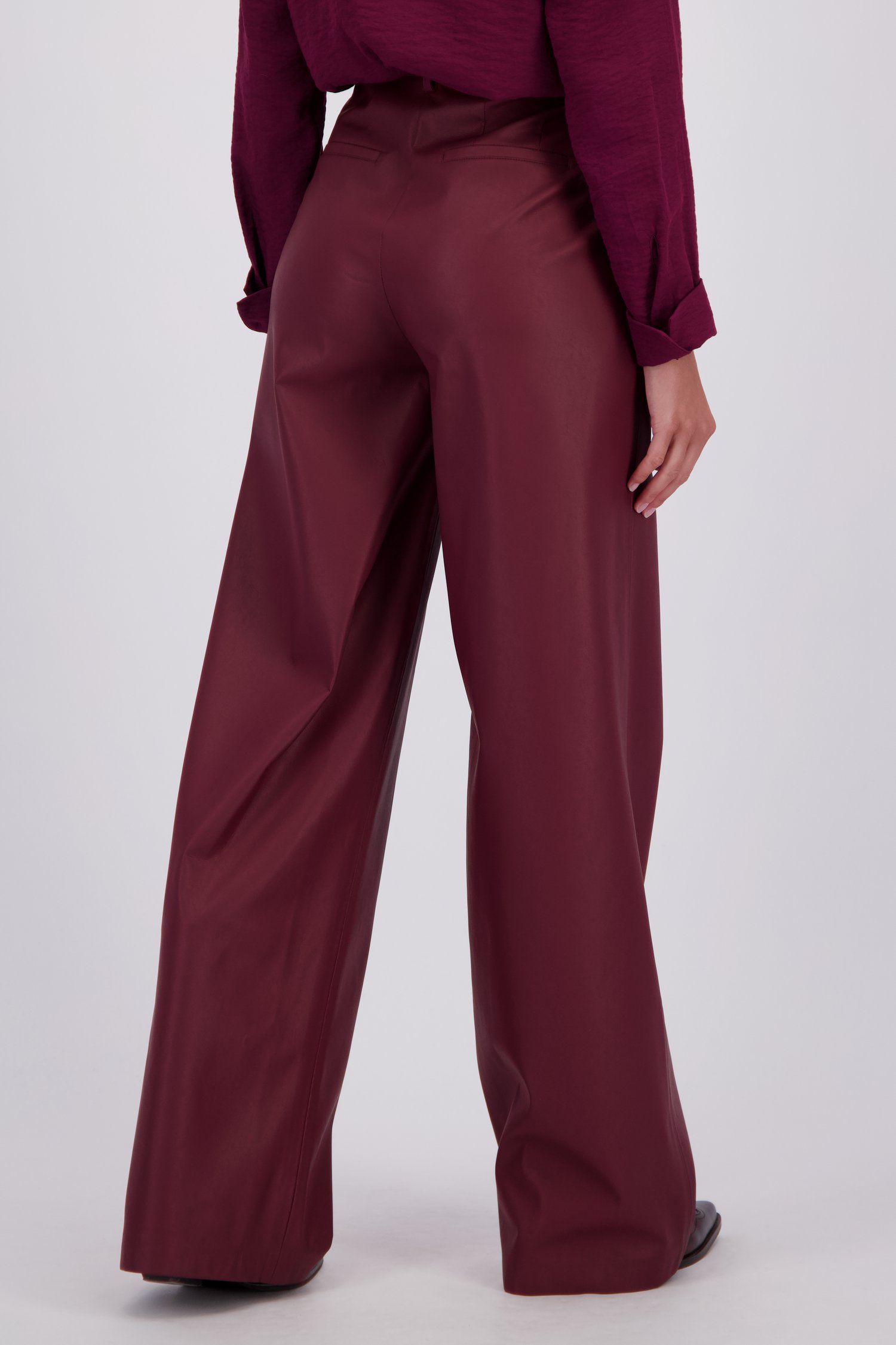Achterkant van Wijde bordeaux broek met lederlook door D'Auvry voor Dames