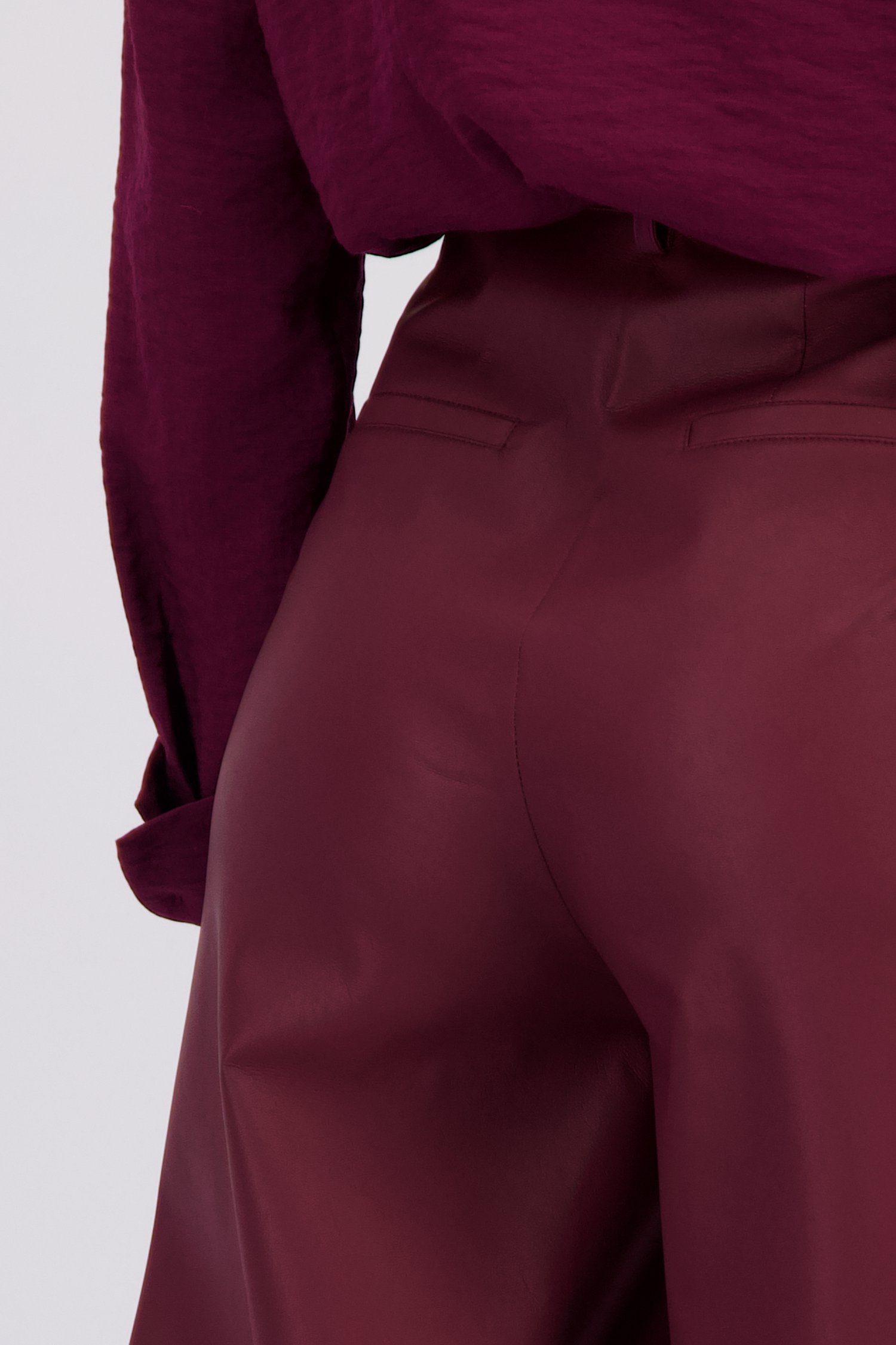 Detail van Wijde bordeaux broek met lederlook door D'Auvry voor Dames