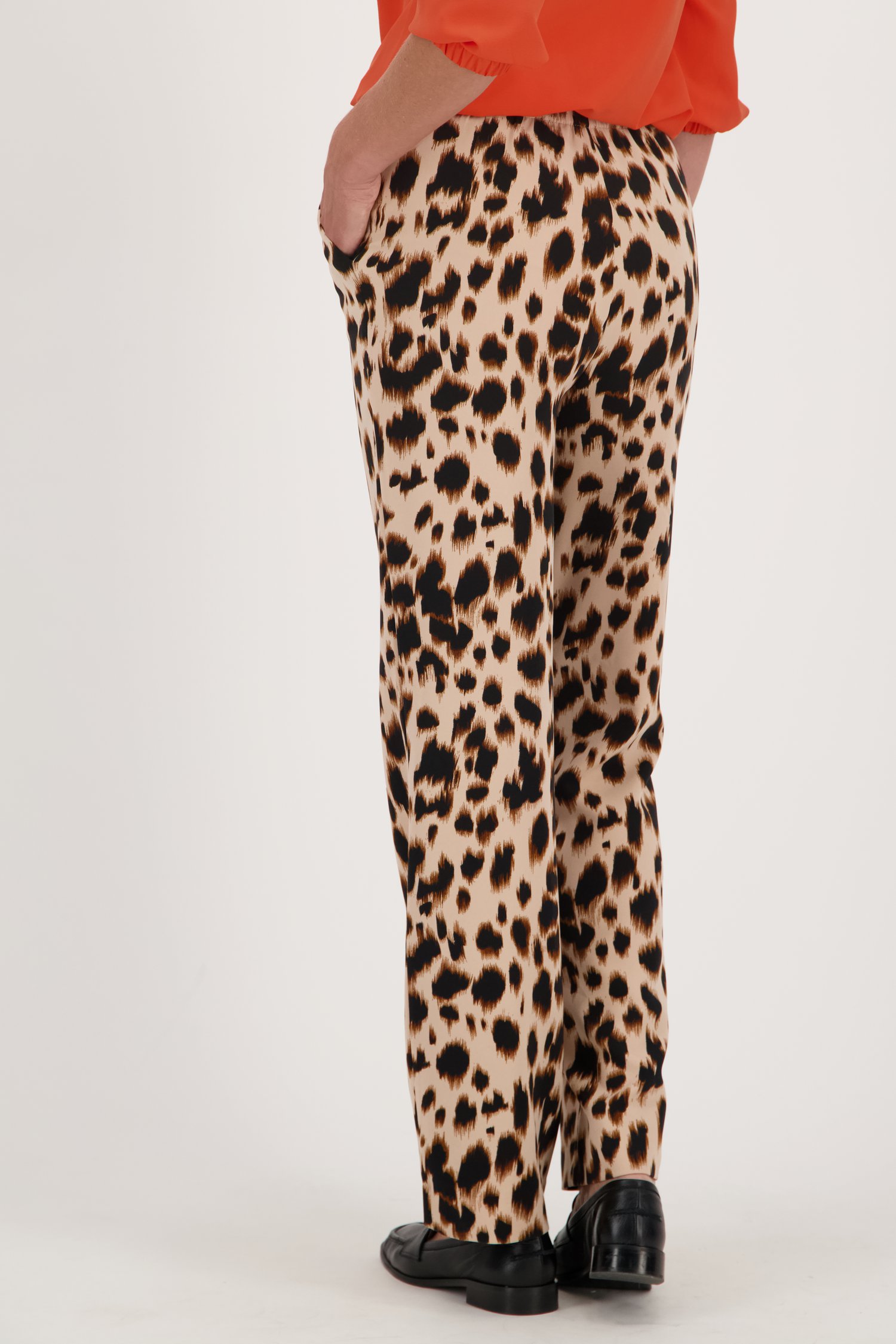 Wijde broek met animal print van Claude Arielle | 3308710 | e5