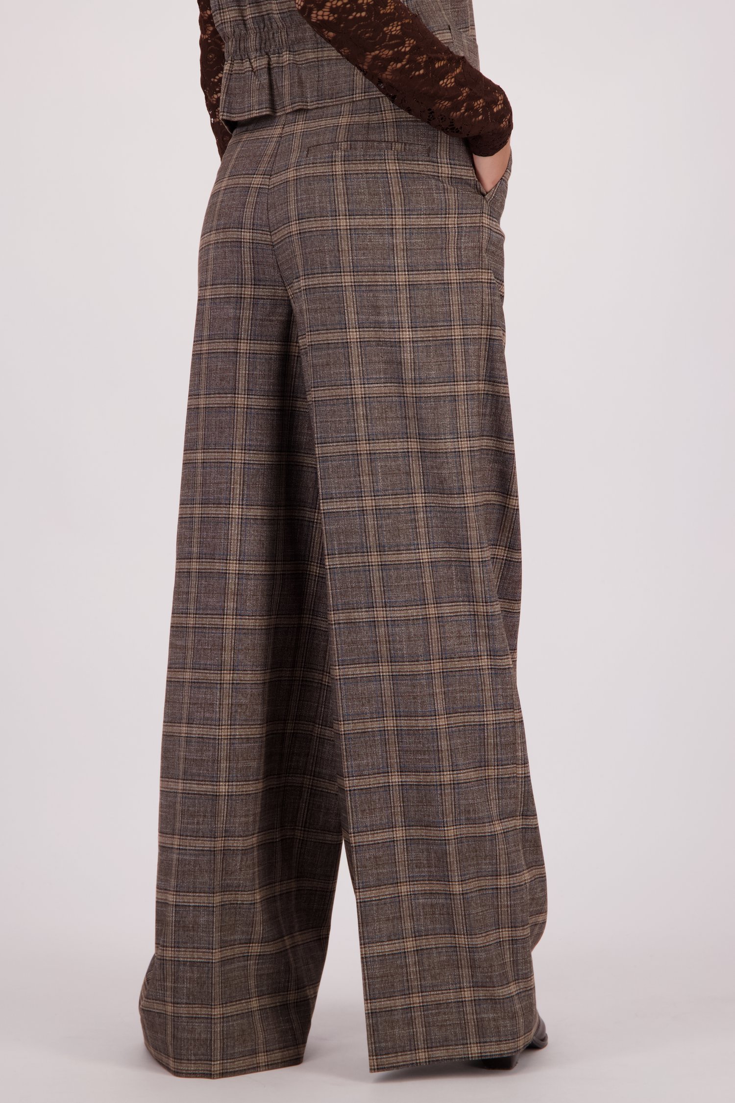 Achterkant van Wijde bruin geruite broek  door Louise voor Dames