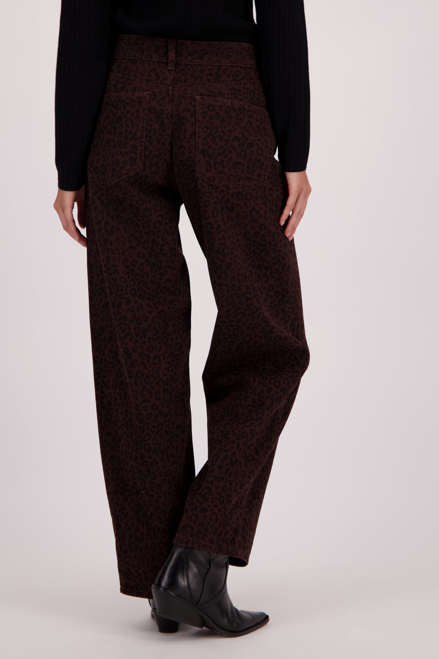 Achterkant van Wijde bruine jeans met luipaardprint door Louise voor Dames