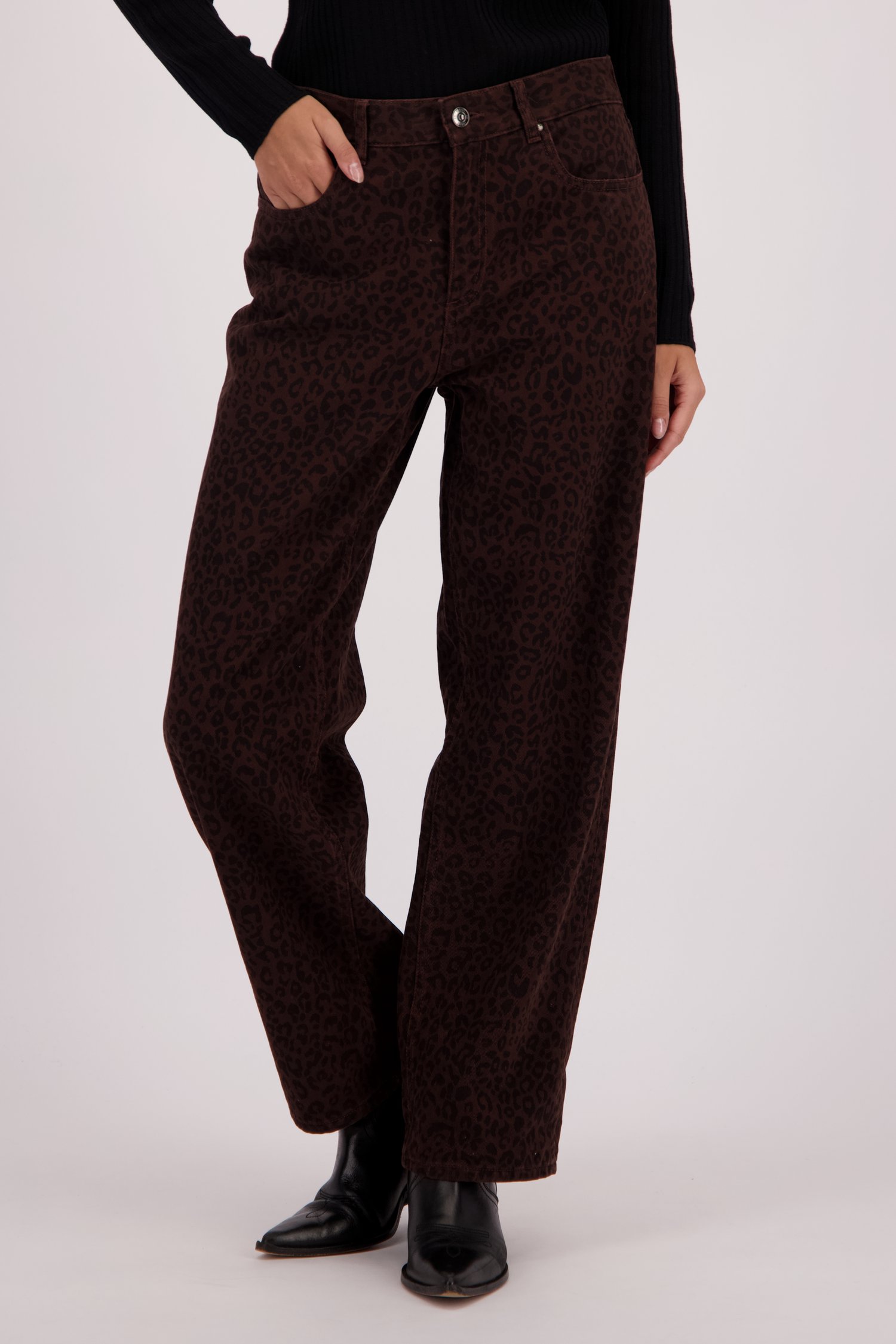 Voorkant van Wijde bruine jeans met luipaardprint door Louise voor Dames