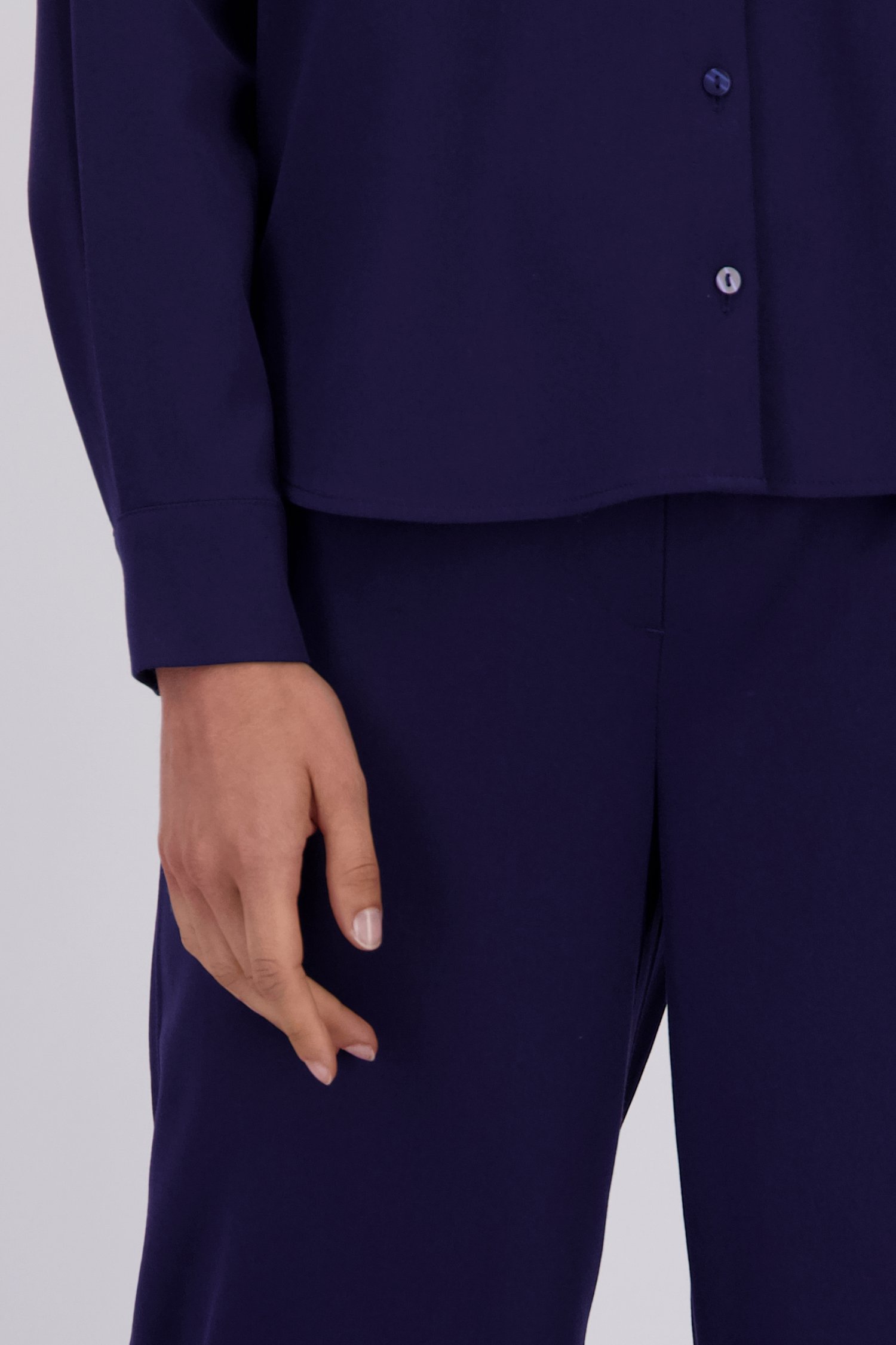 Detail van Wijde donkerblauwe broek met elastische tailleband door Liberty Island voor Dames