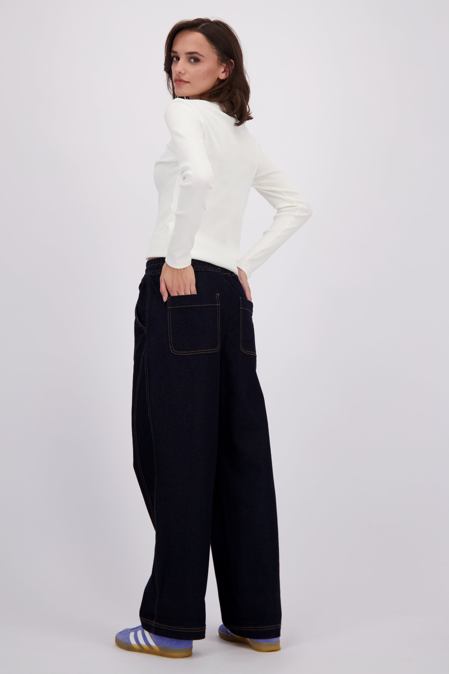 Achterkant van Wijde donkerblauwe jeans met elastische taille door JDY voor Dames