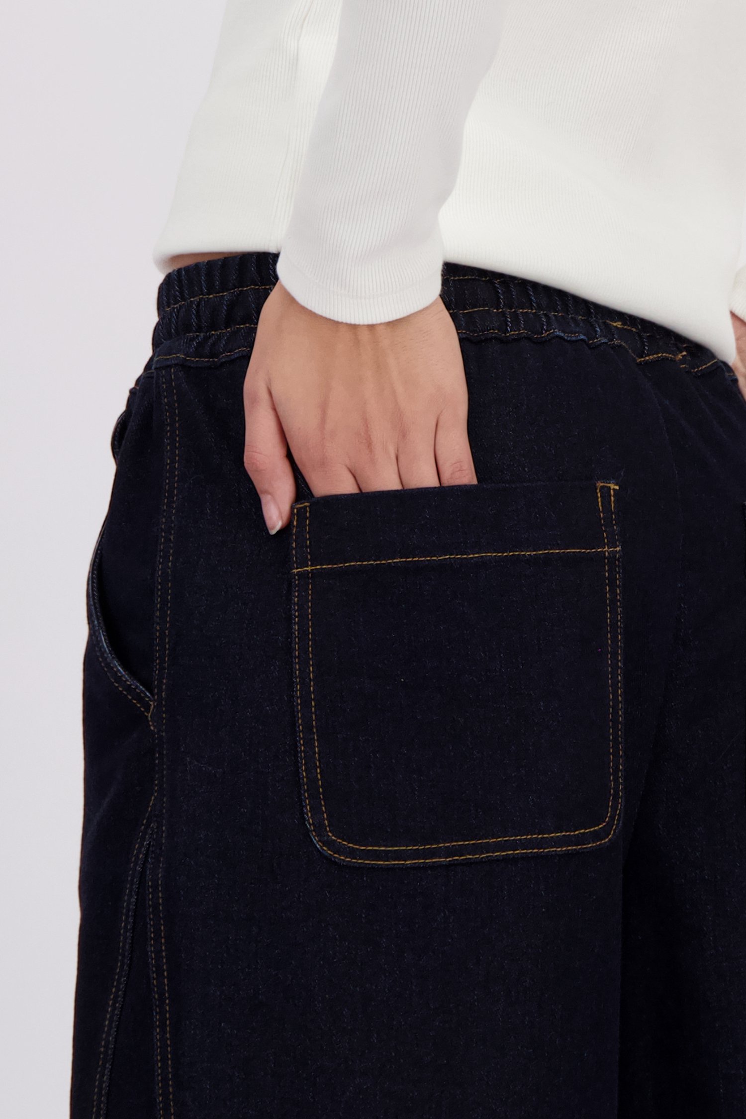 Detail van Wijde donkerblauwe jeans met elastische taille door JDY voor Dames