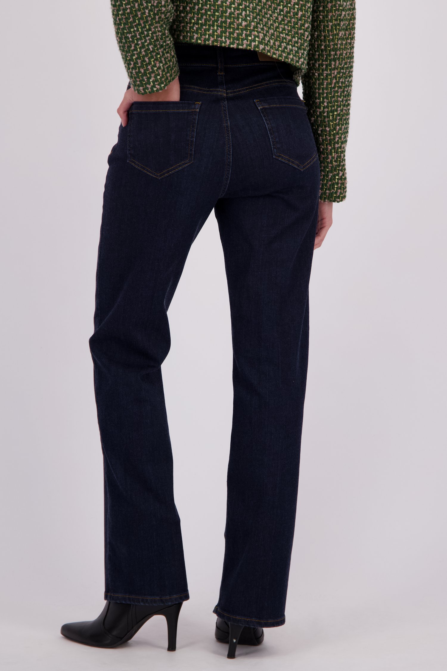 Achterkant van Wijde donkerblauwe jeans door More & More voor Dames