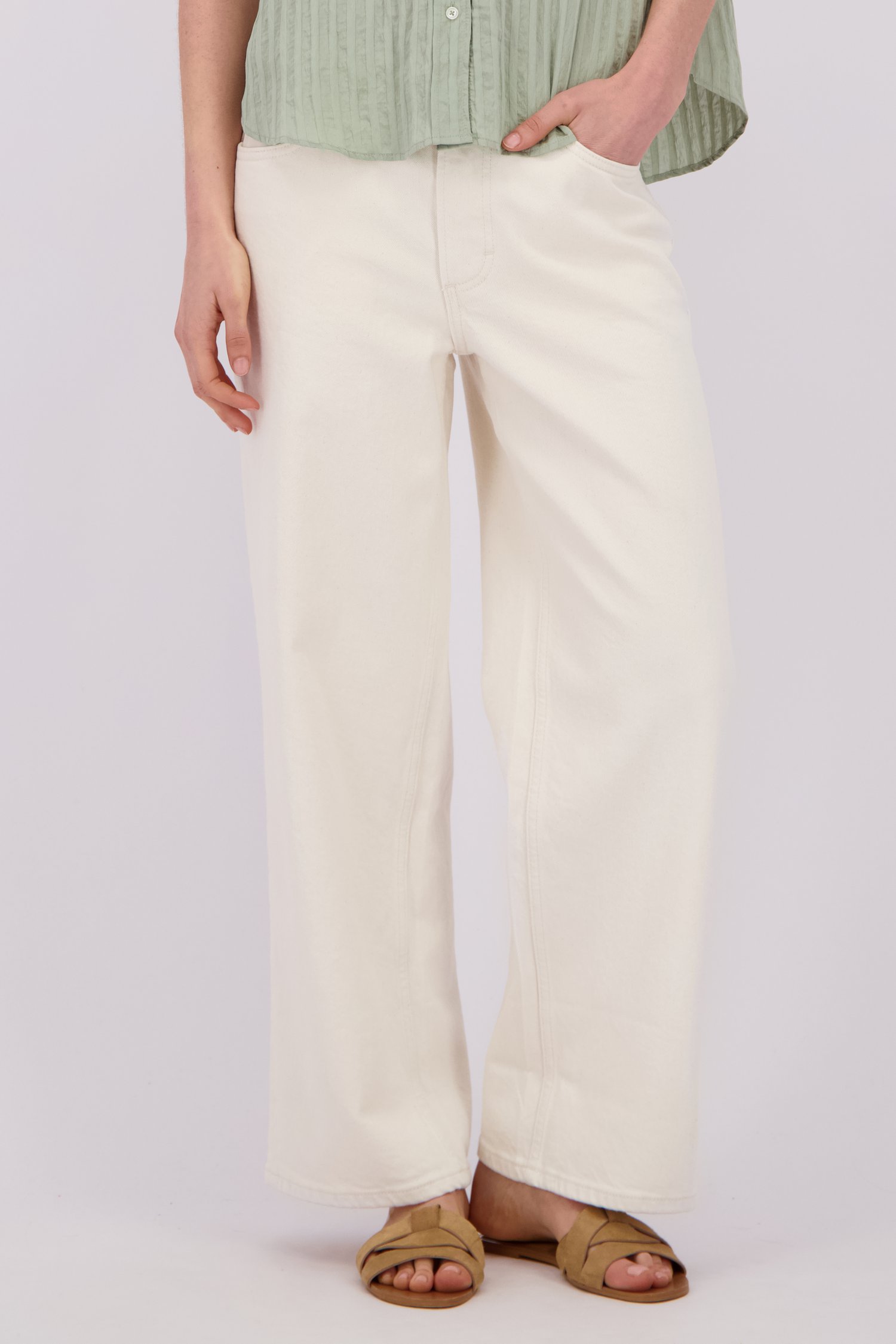 Detail van Wijde ecru jeans met omslag door Marc O'Polo voor Dames