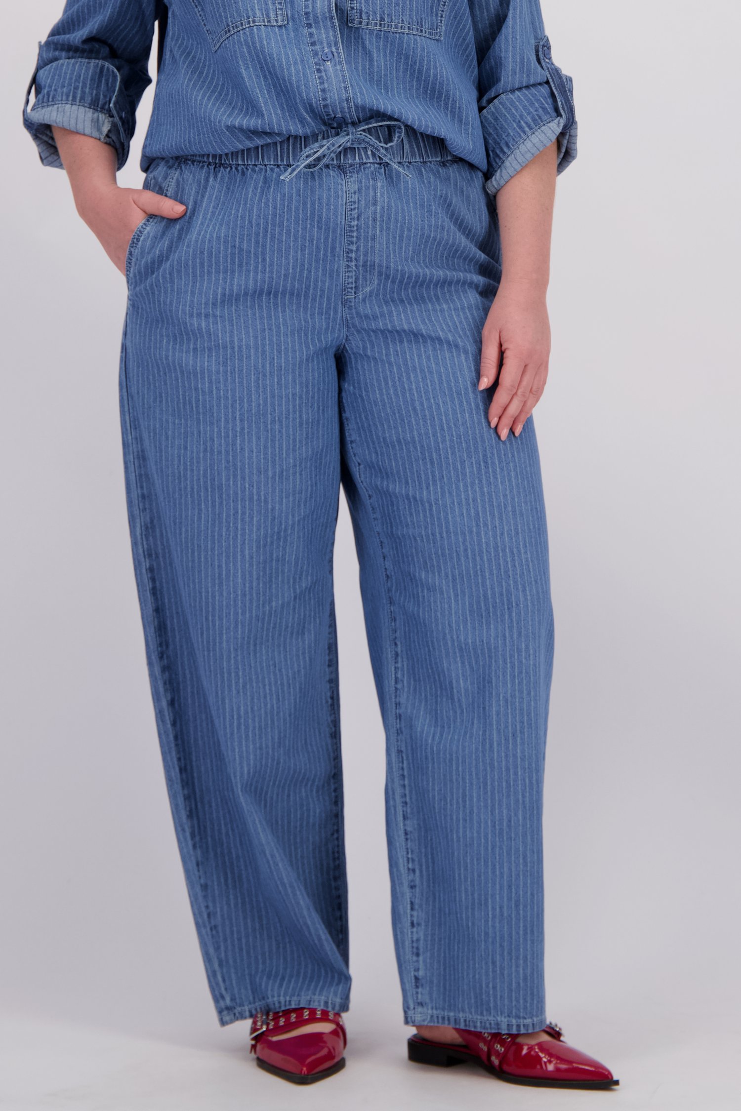 Detail van Wijde gestreepte broek met jeanslook door ONLY Carmakoma voor Dames