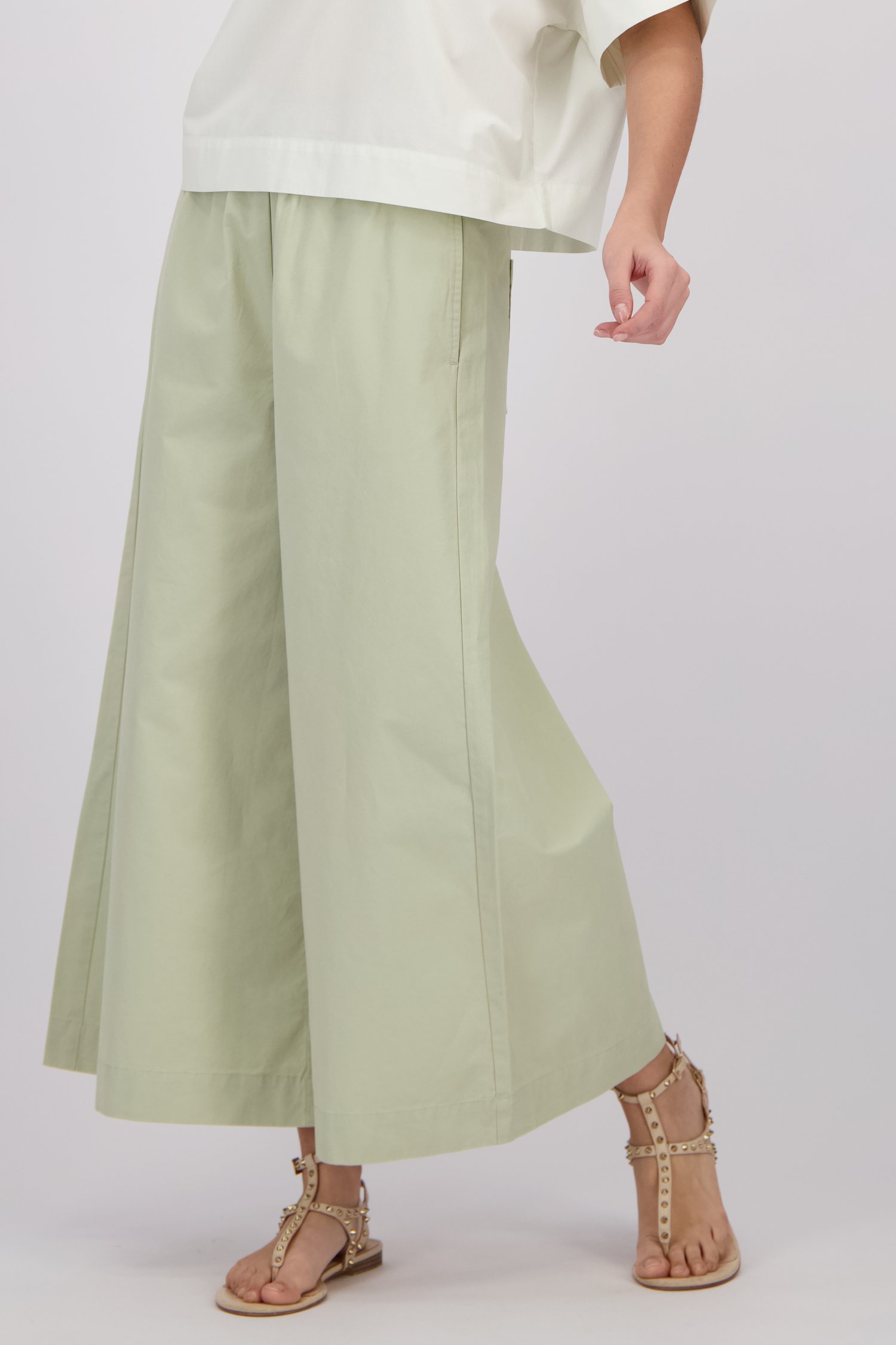 Detail van Wijde grijsgroene broek met elastische tailleband door Louise voor Dames