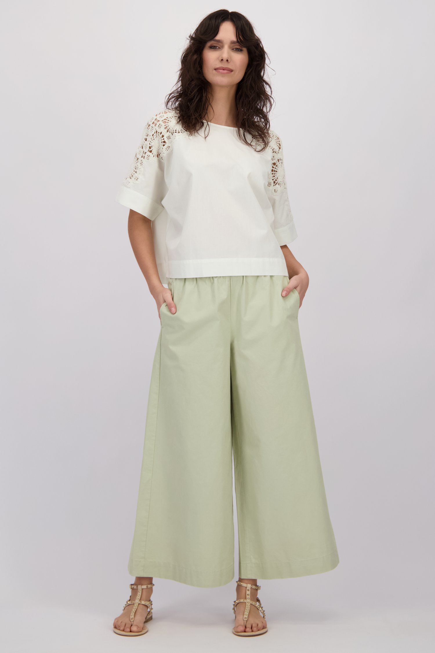 Voorkant van Wijde grijsgroene broek met elastische tailleband door Louise voor Dames