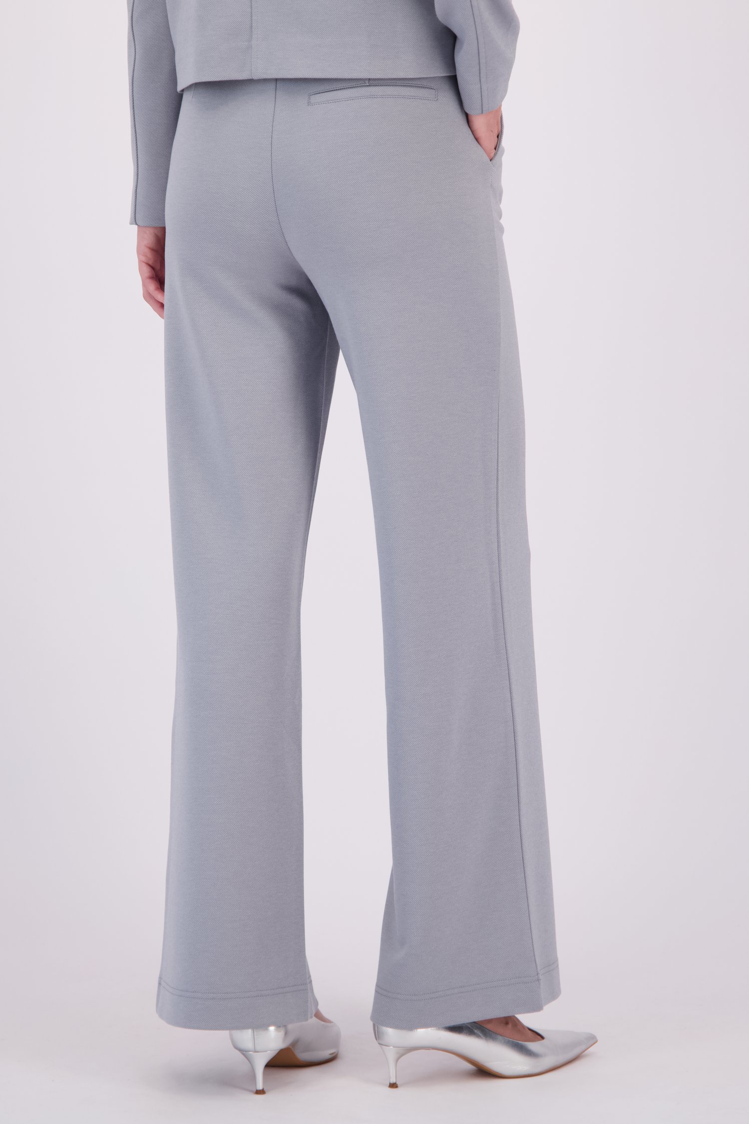 Achterkant van Wijde grijze broek  door Libelle voor Dames