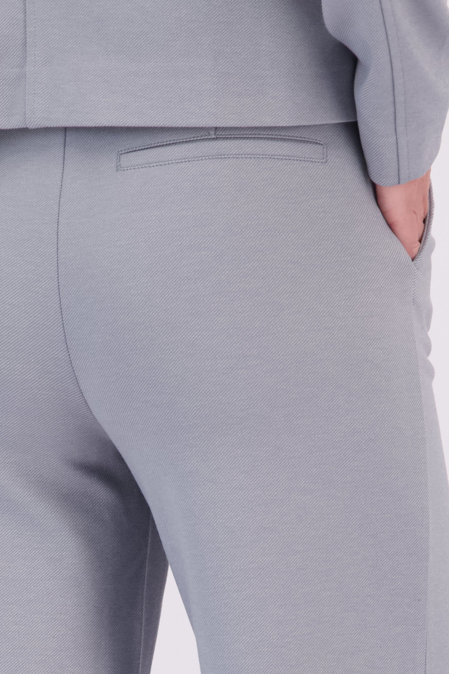 Detail van Wijde grijze broek  door Libelle voor Dames
