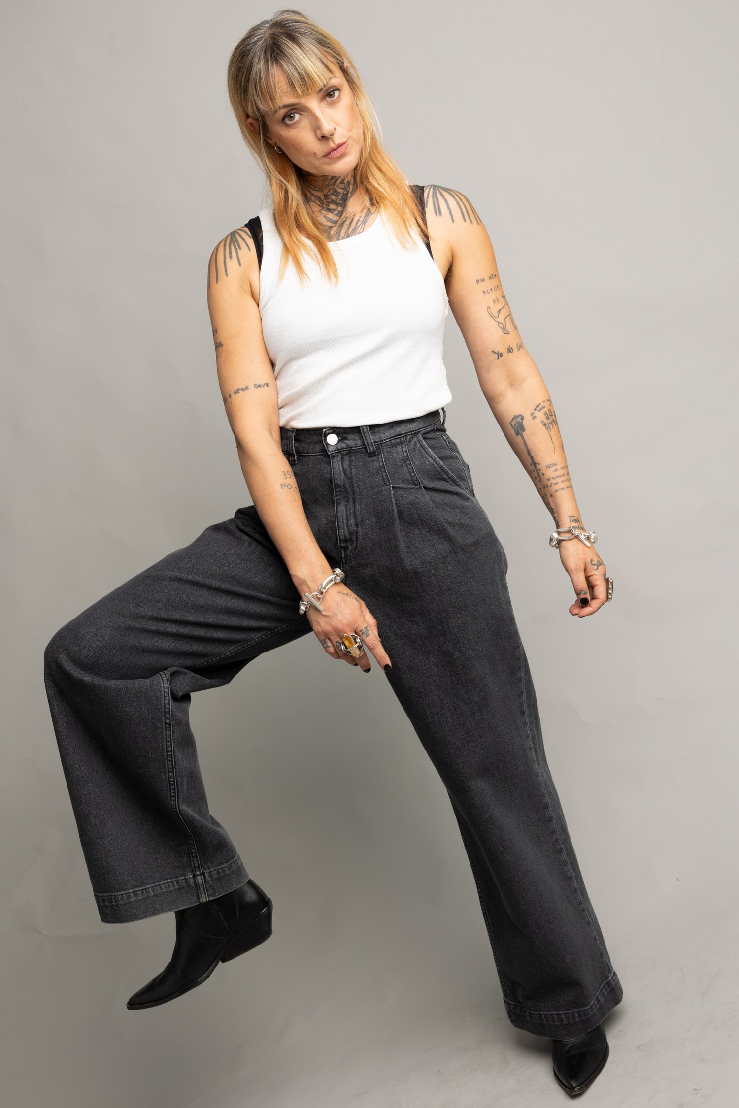 Achterkant van Wijde grijze jeans met verwassen look door Murielle Victorine Scherre voor Dames