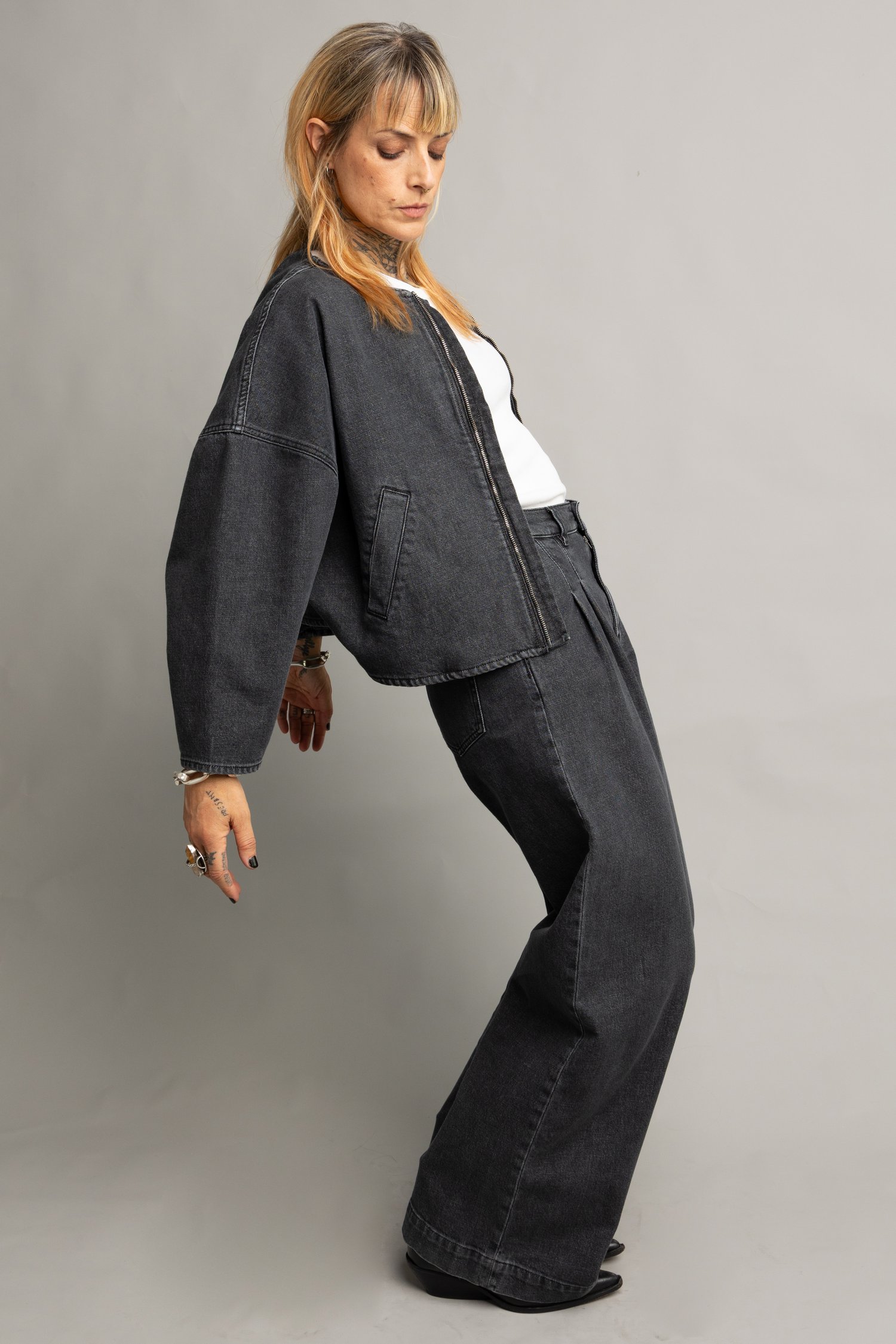 Voorkant van Wijde grijze jeans met verwassen look door Murielle Victorine Scherre voor Dames