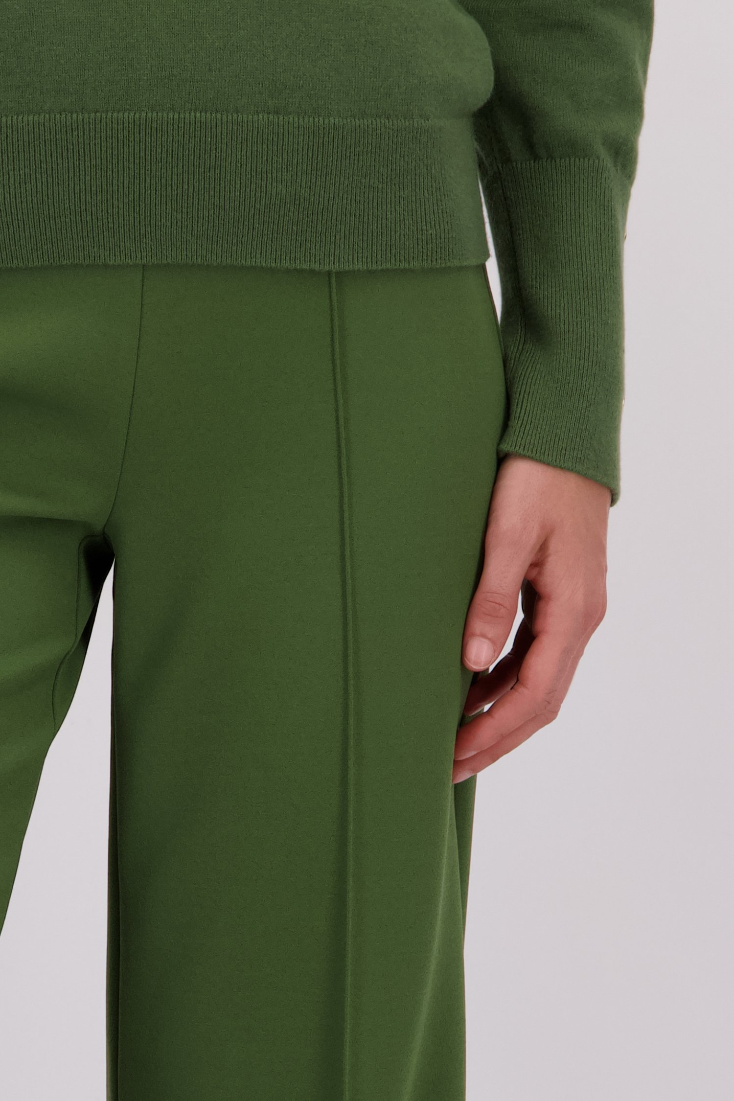 Detail van Wijde groene broek met elastische taille door Liberty Island voor Dames
