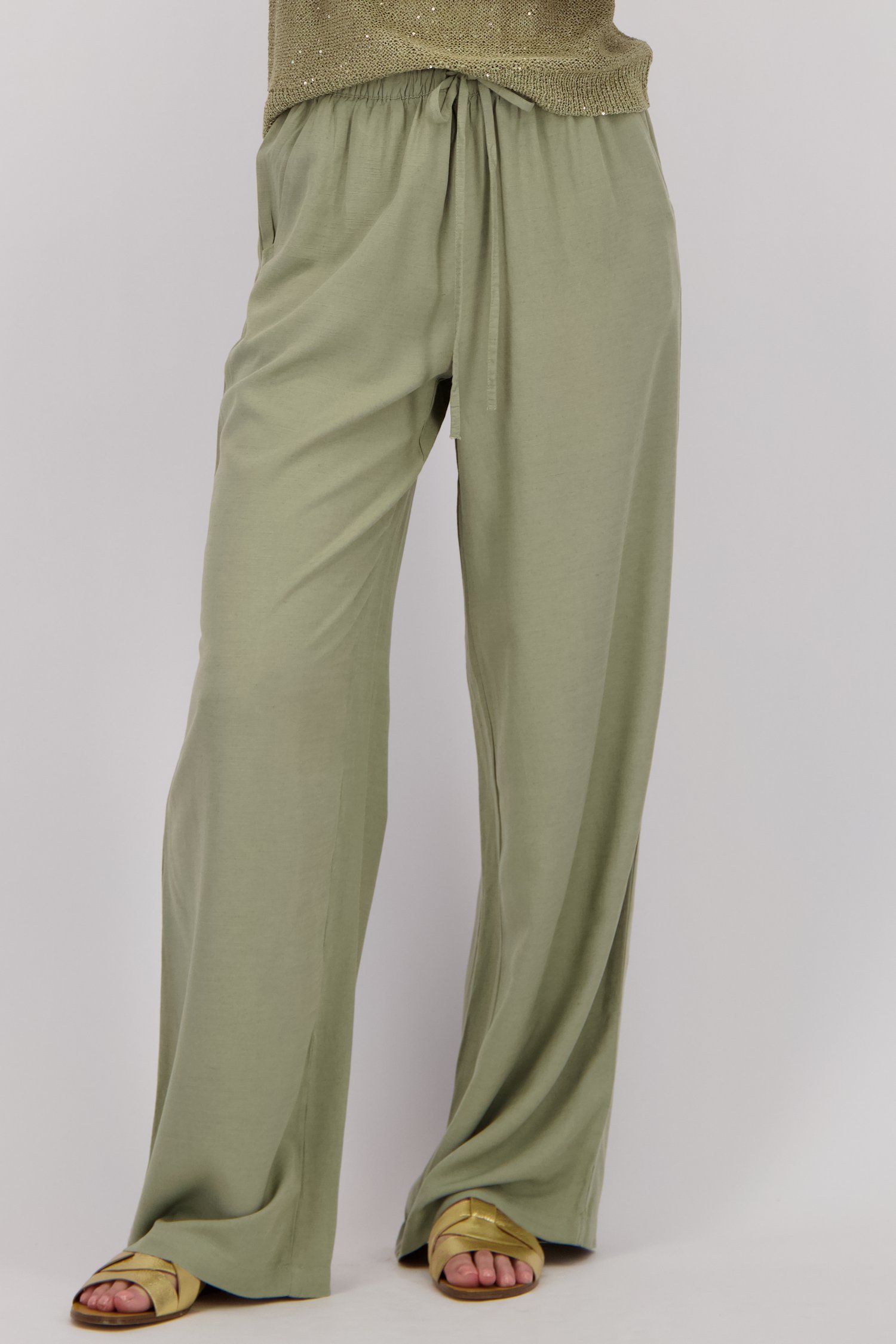 Detail van Wijde groene broek met striklint door JDY voor Dames