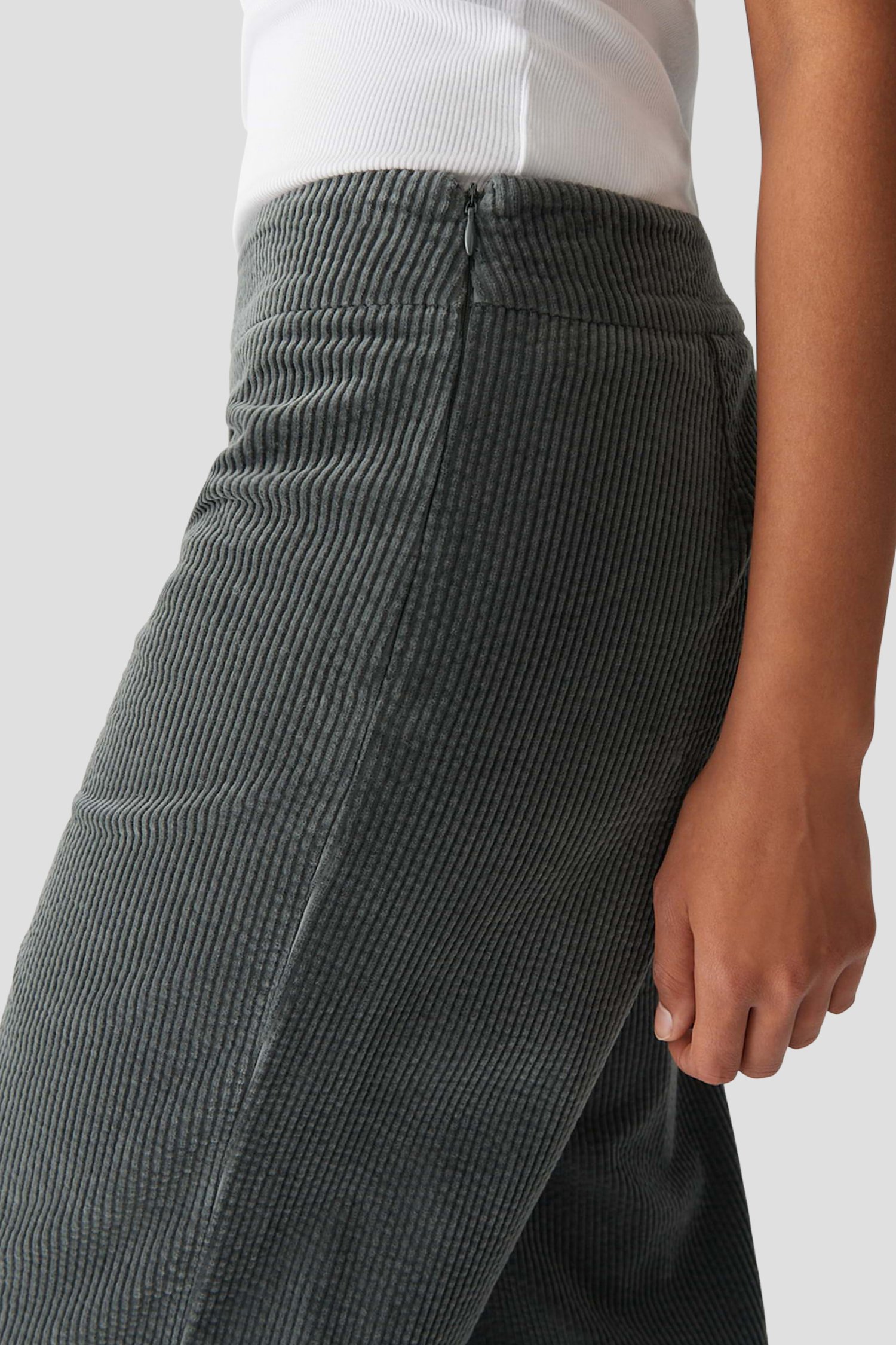 Detail van Wijde groene culotte in corduroy door Opus voor Dames