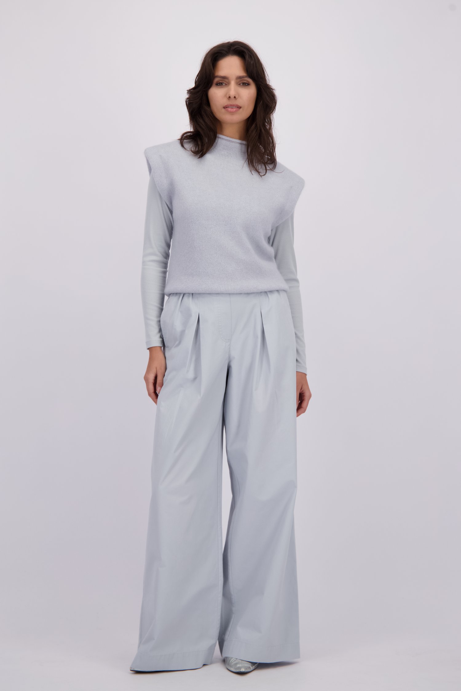Extra foto 1 van Wijde lichtblauwe broek door Louise voor Dames