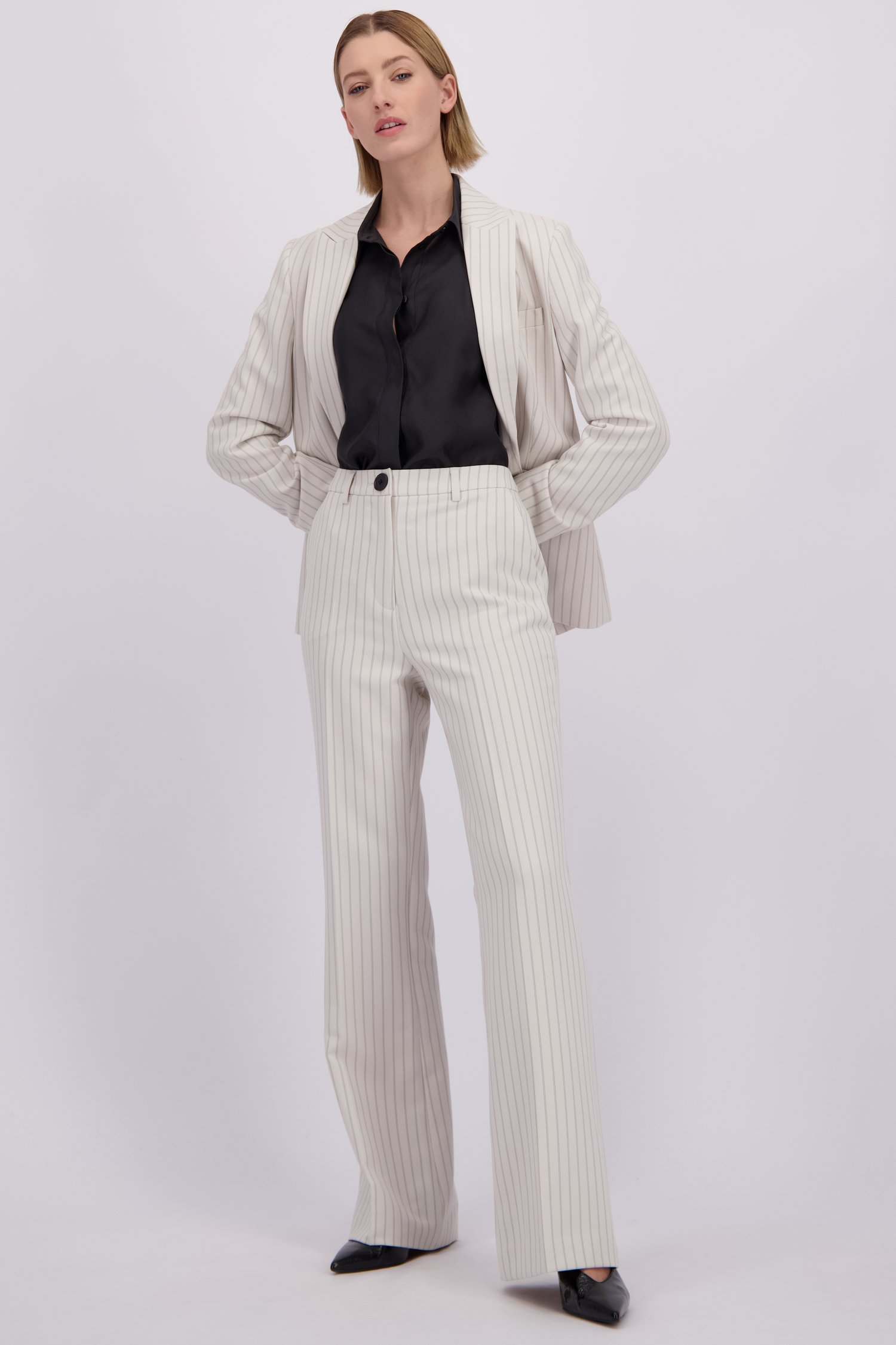 Voorkant van Wijde lichtgrijze broek met strepen door D'Auvry voor Dames