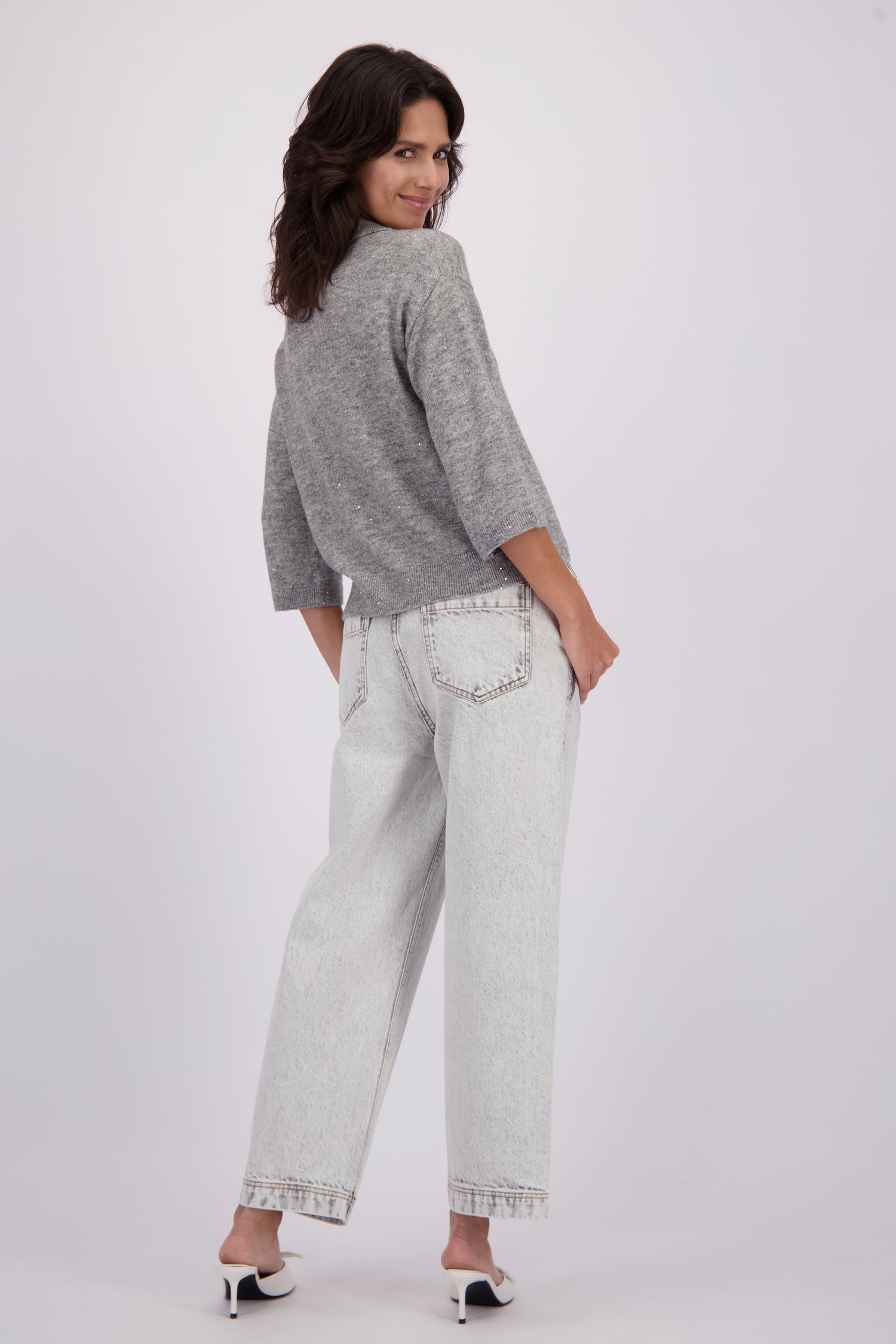 Achterkant van Wijde lichtgrijze jeans door Louise voor Dames