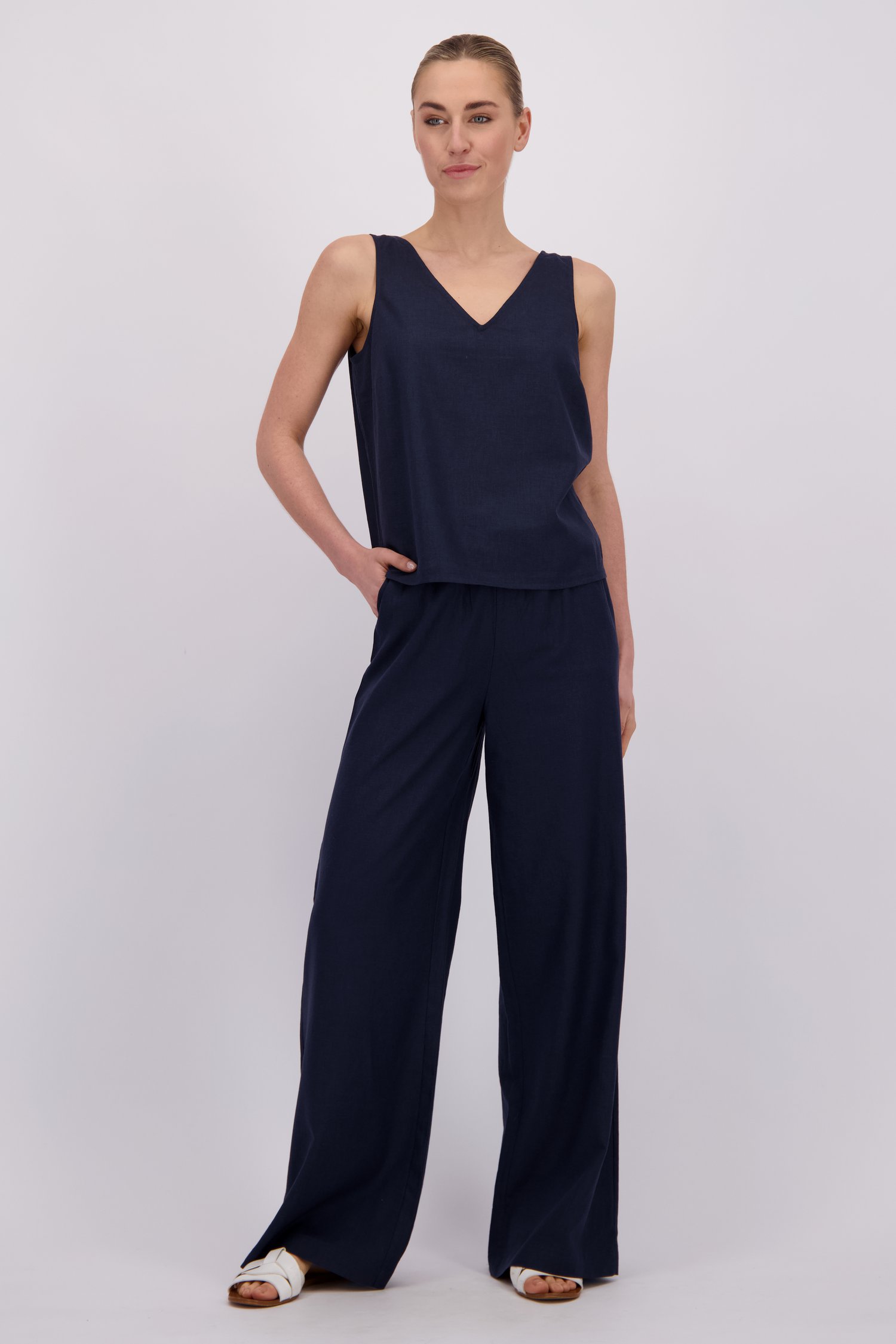 Voorkant van Wijde navy linnen broek door Liberty Island voor Dames