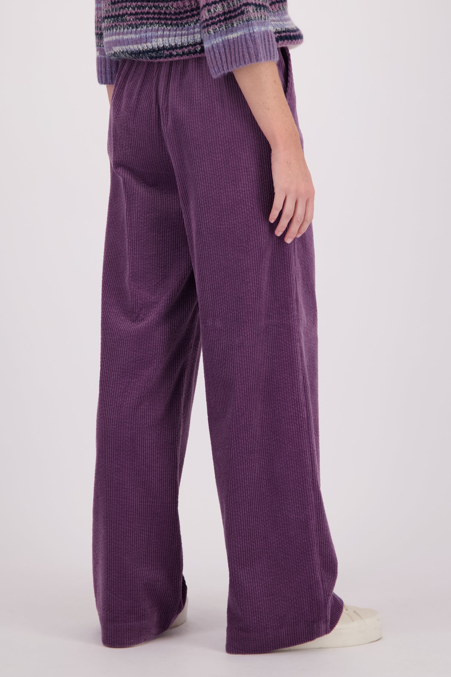 Achterkant van Wijde paarse broek in corduroy door Libelle voor Dames