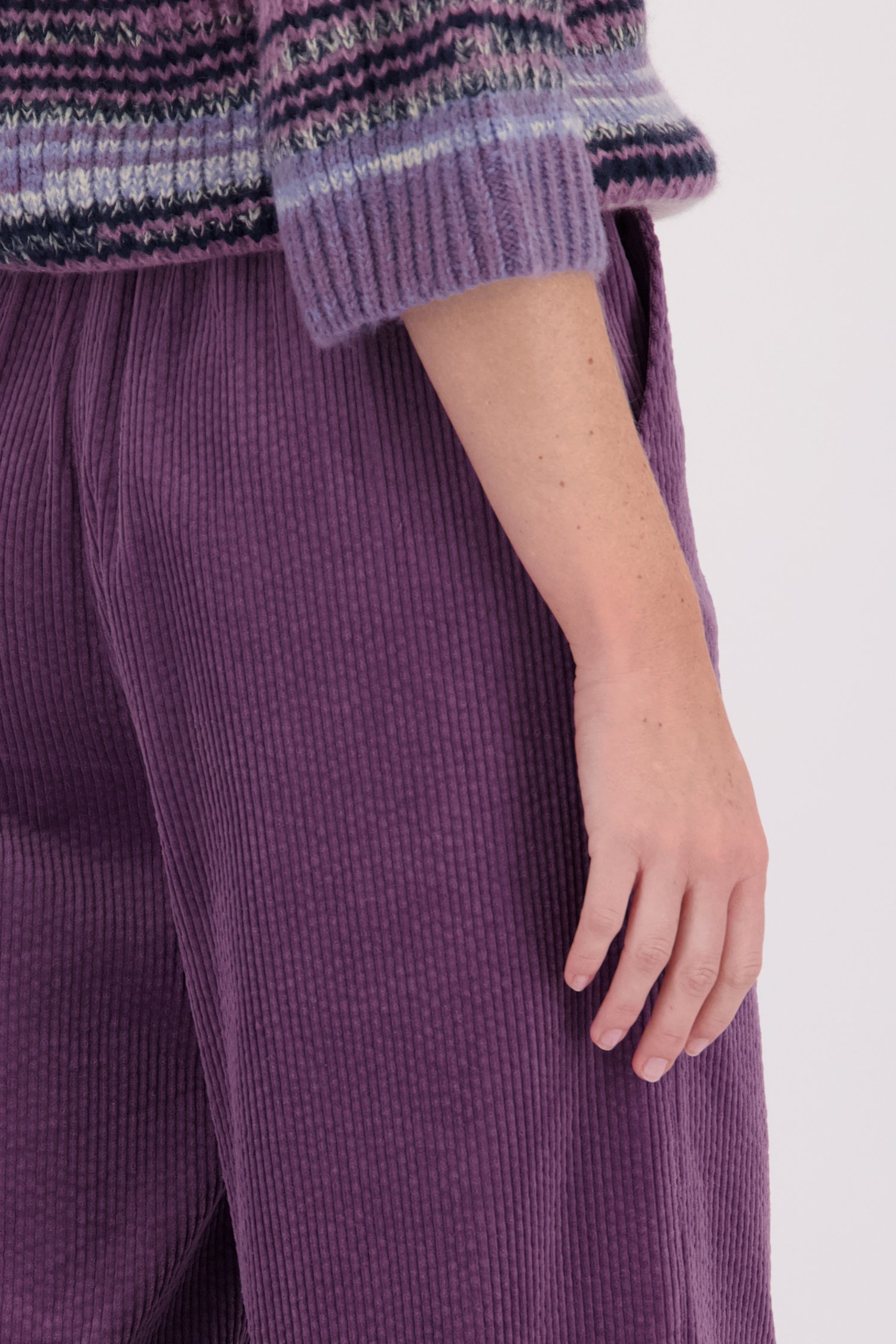 Detail van Wijde paarse broek in corduroy door Libelle voor Dames