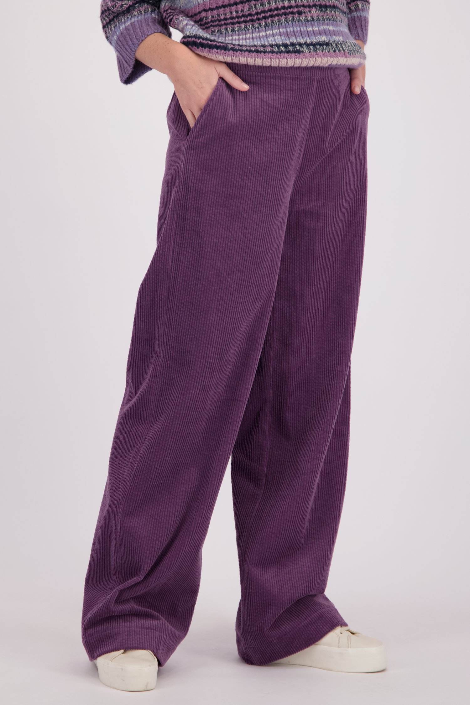 Voorkant van Wijde paarse broek in corduroy door Libelle voor Dames