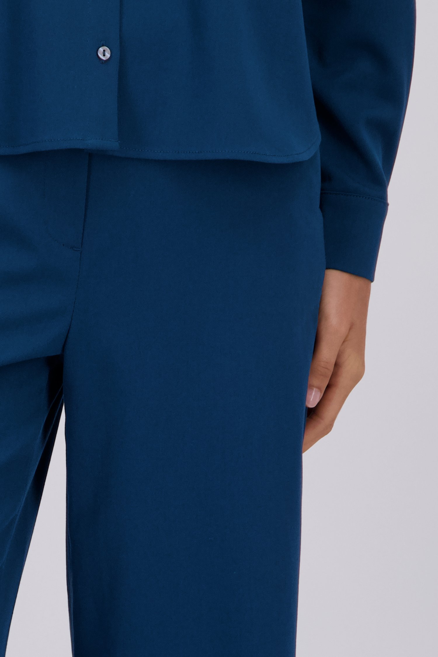 Detail van Wijde petrolblauwe broek met elastische tailleband door Liberty Island voor Dames