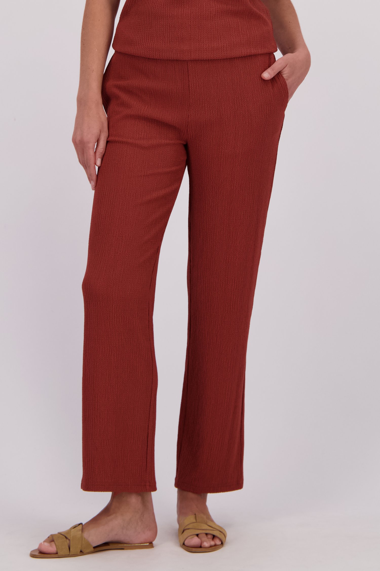 Detail van Wijde roestbruine broek met elastische taille  door Claude Arielle voor Dames