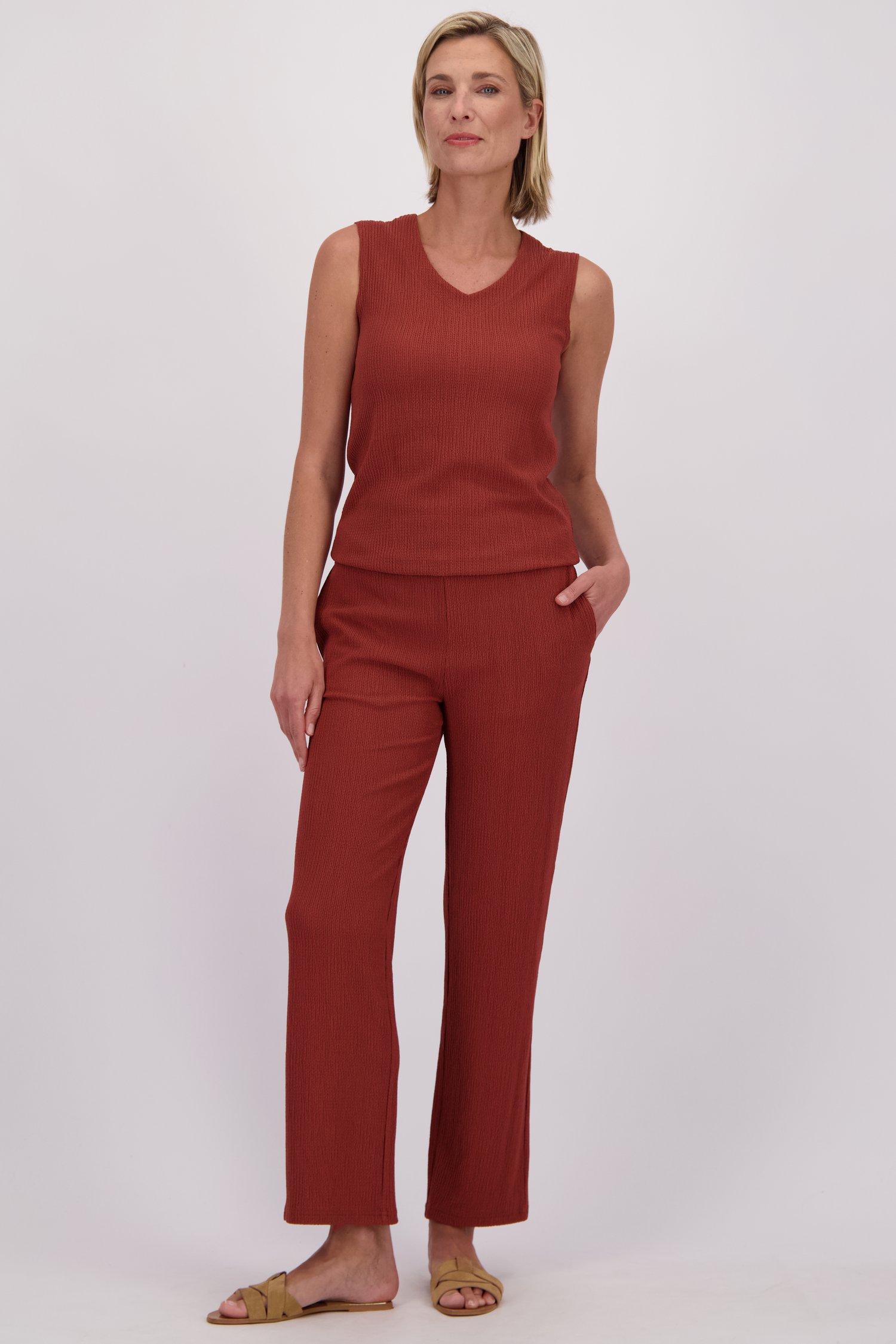 Voorkant van Wijde roestbruine broek met elastische taille  door Claude Arielle voor Dames