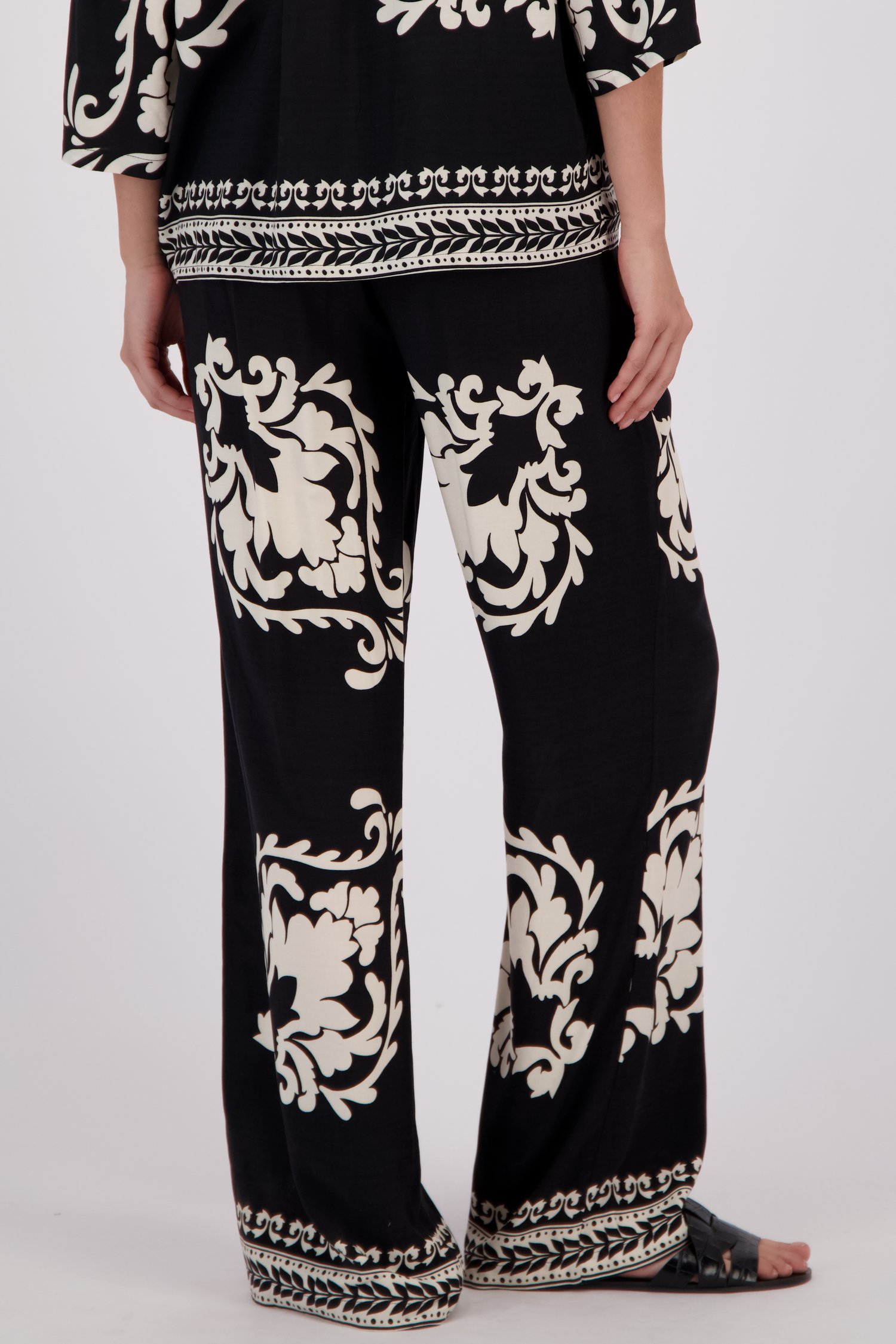 Achterkant van Wijde zwarte broek met lichtbeige print door JDY voor Dames