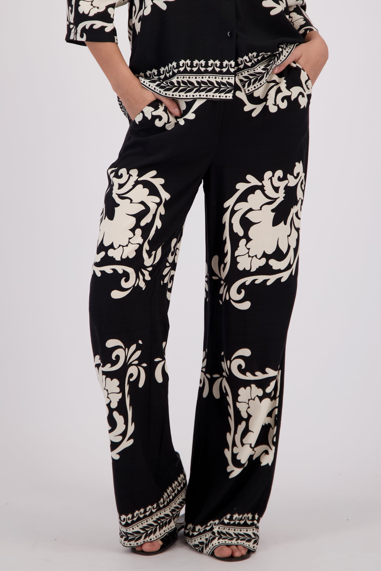 Voorkant van Wijde zwarte broek met lichtbeige print door JDY voor Dames