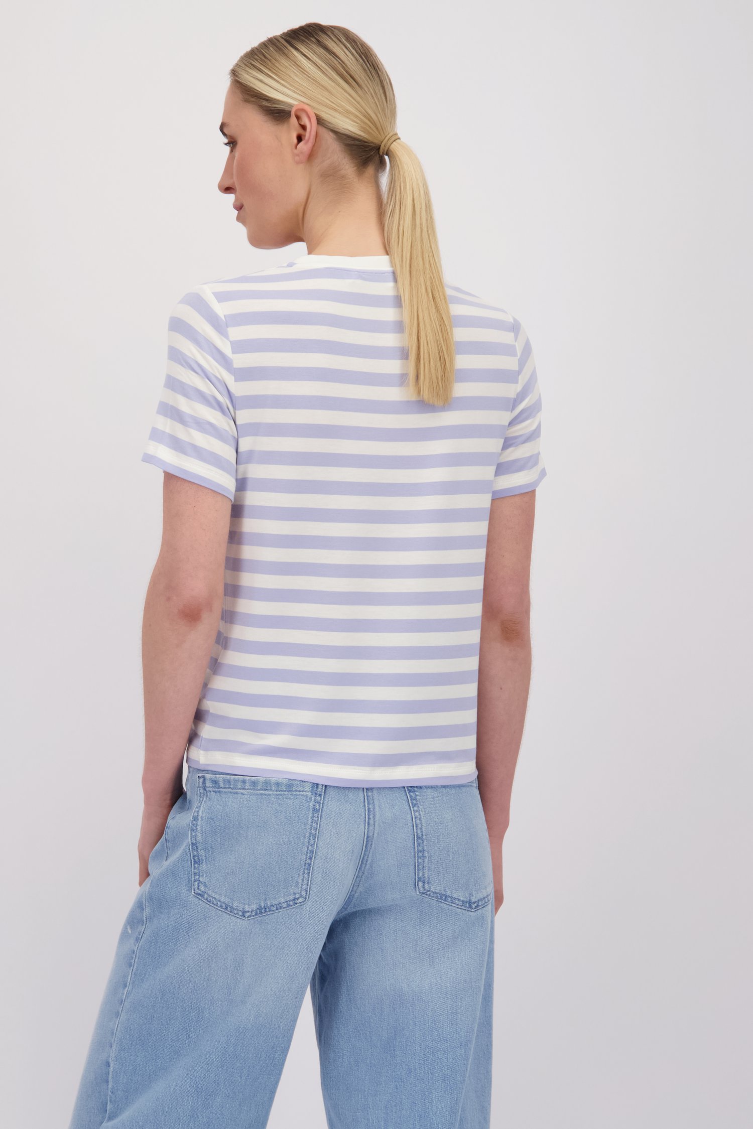 Achterkant van Wit-blauw gestreepte T-shirt met V-hals door Liberty Island voor Dames