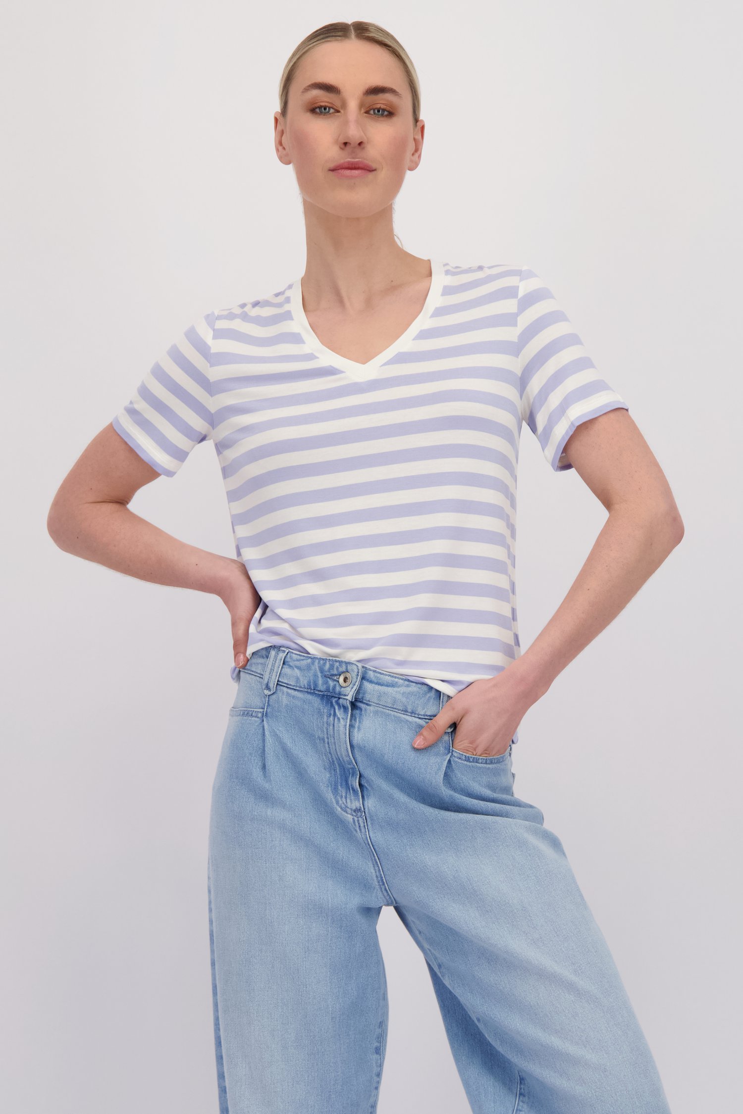 Voorkant van Wit-blauw gestreepte T-shirt met V-hals door Liberty Island voor Dames