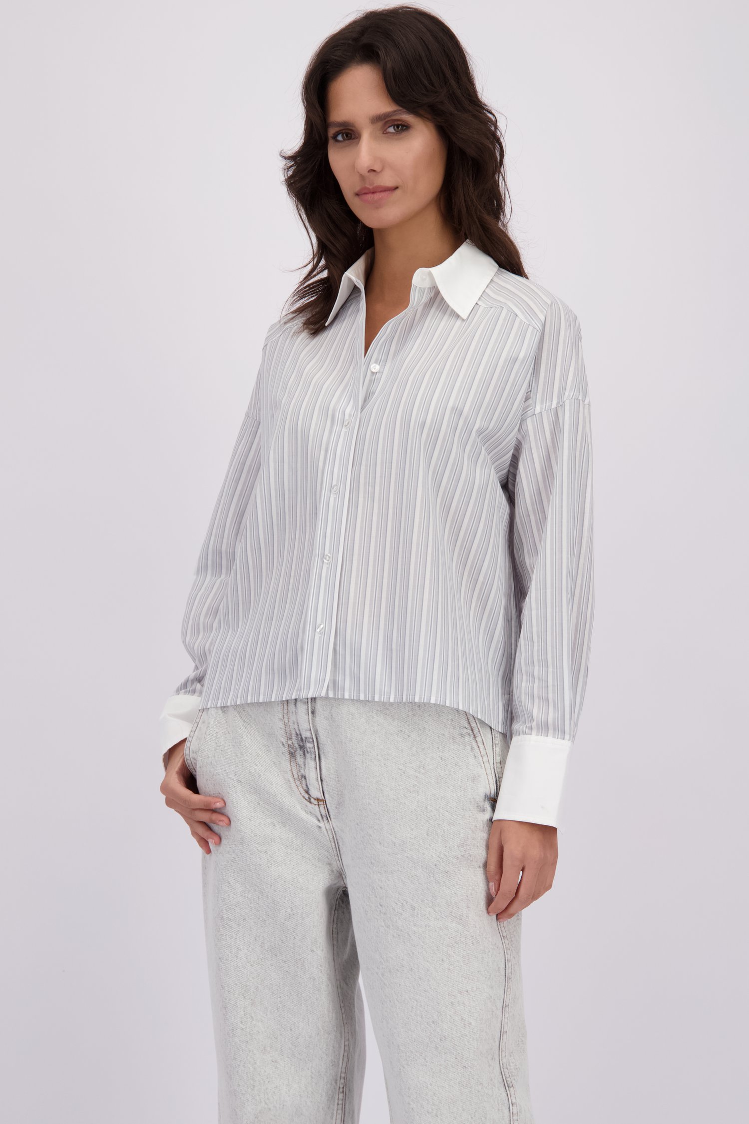 Voorkant van Wit-grijs gestreepte blouse door Louise voor Dames