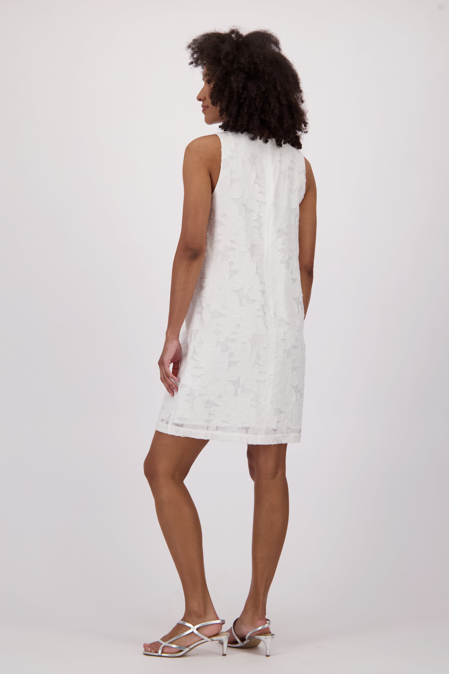 Detail van Wit mouwloos kleedje met broderie door Louise voor Dames