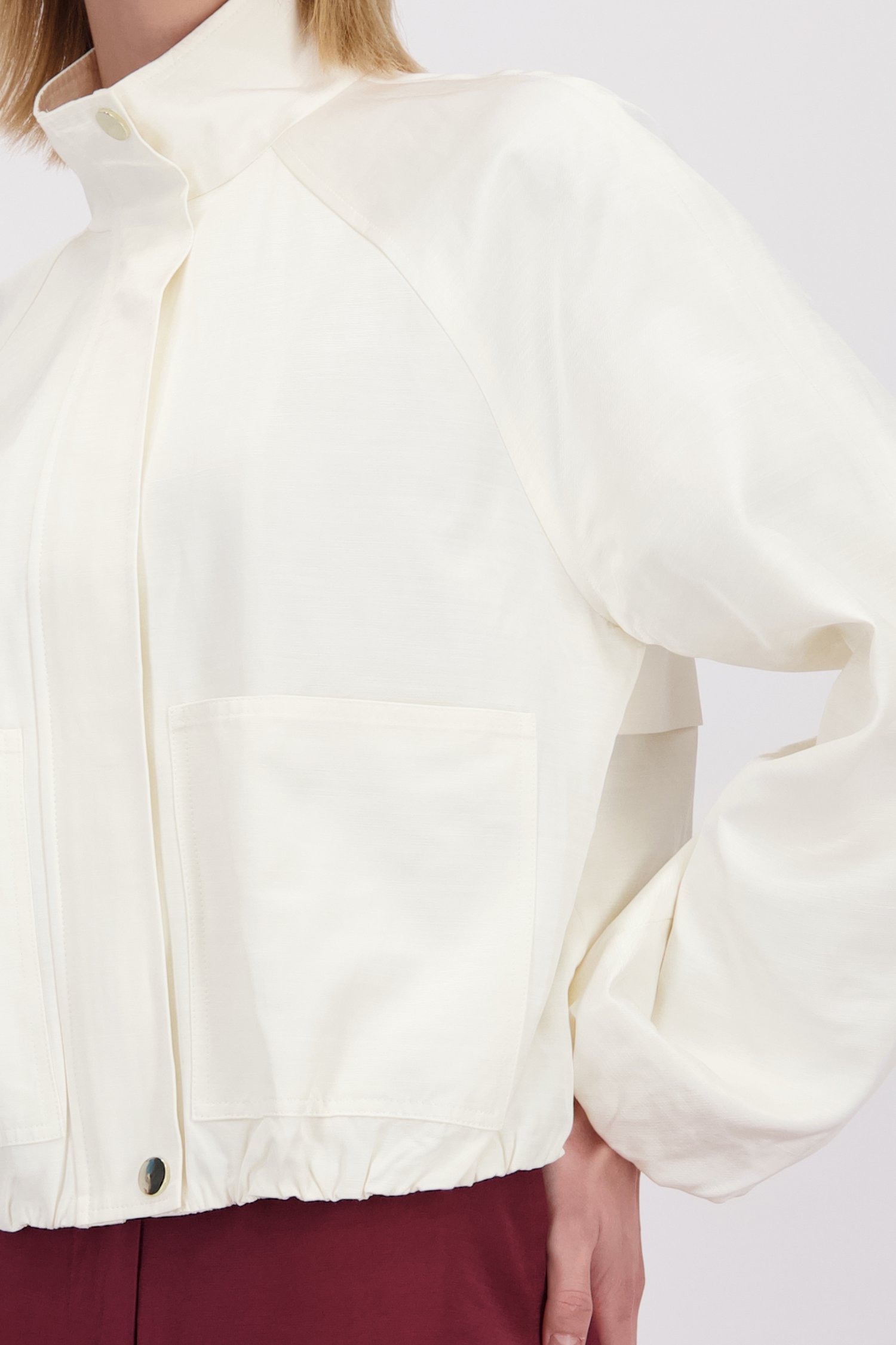 Detail van Wit vest met lichte glans door D'Auvry voor Dames