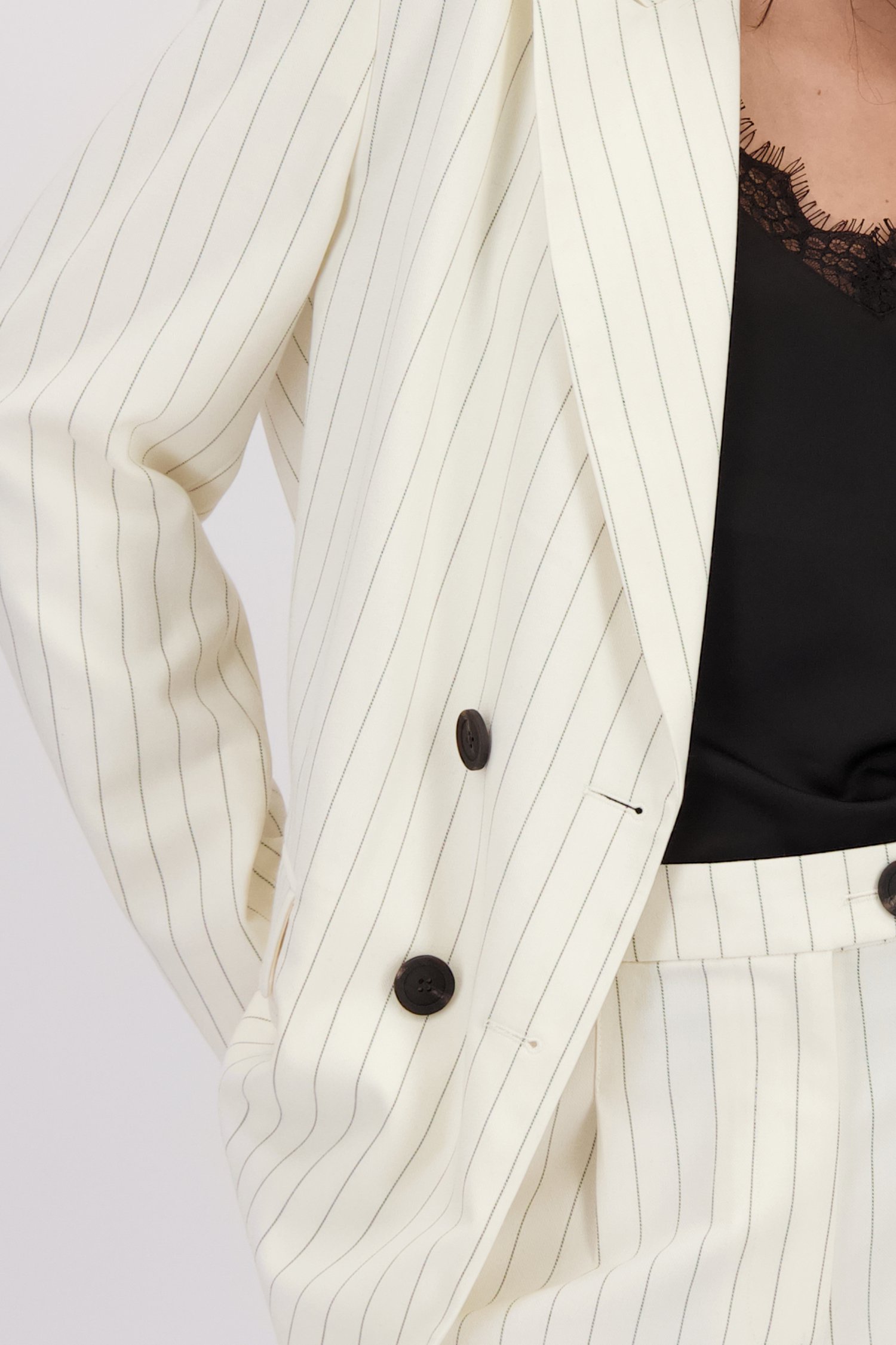 Extra foto 1 van Witte blazer met zwarte krijtstreep door Louise voor Dames