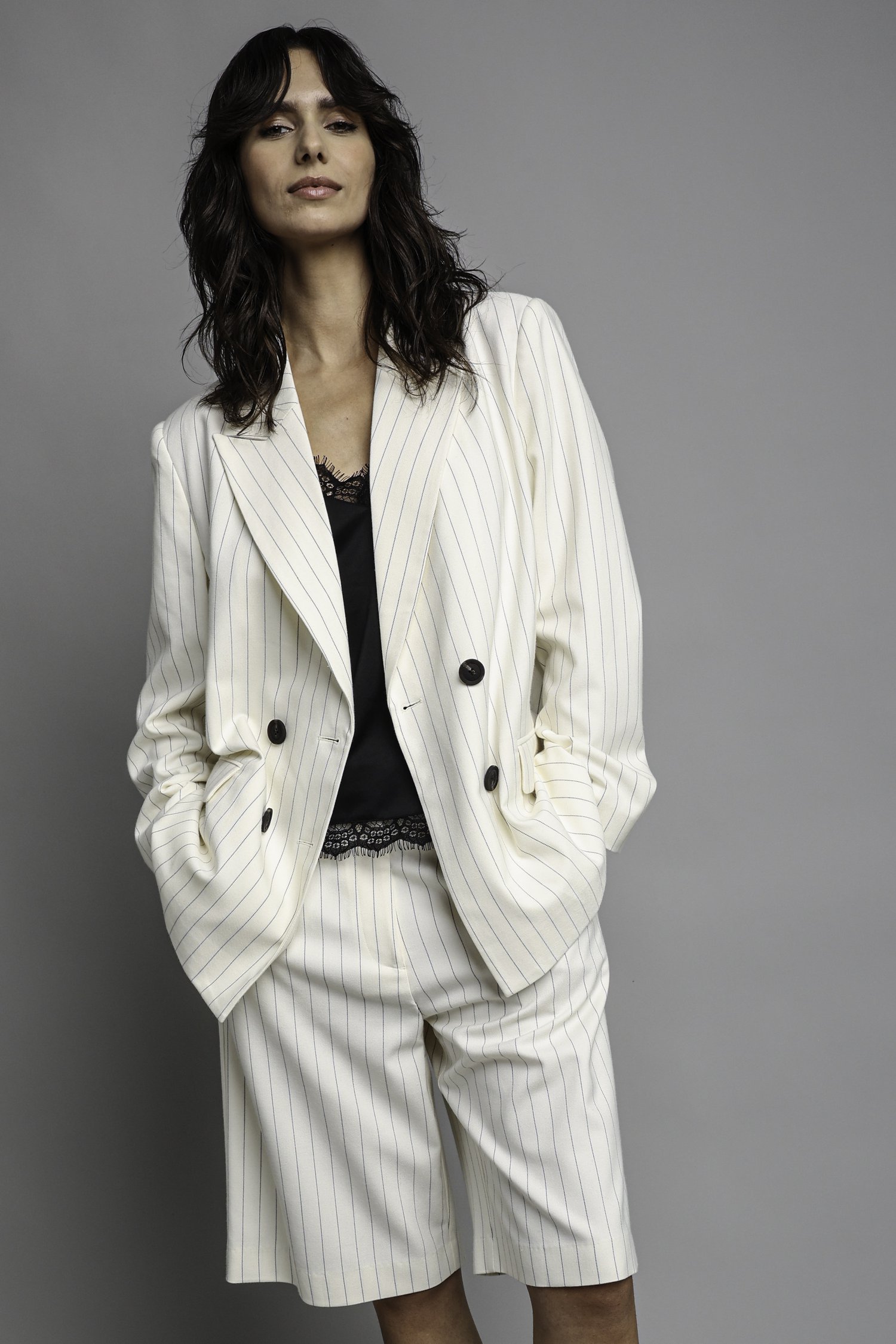 Voorkant van Witte blazer met zwarte krijtstreep door Louise voor Dames