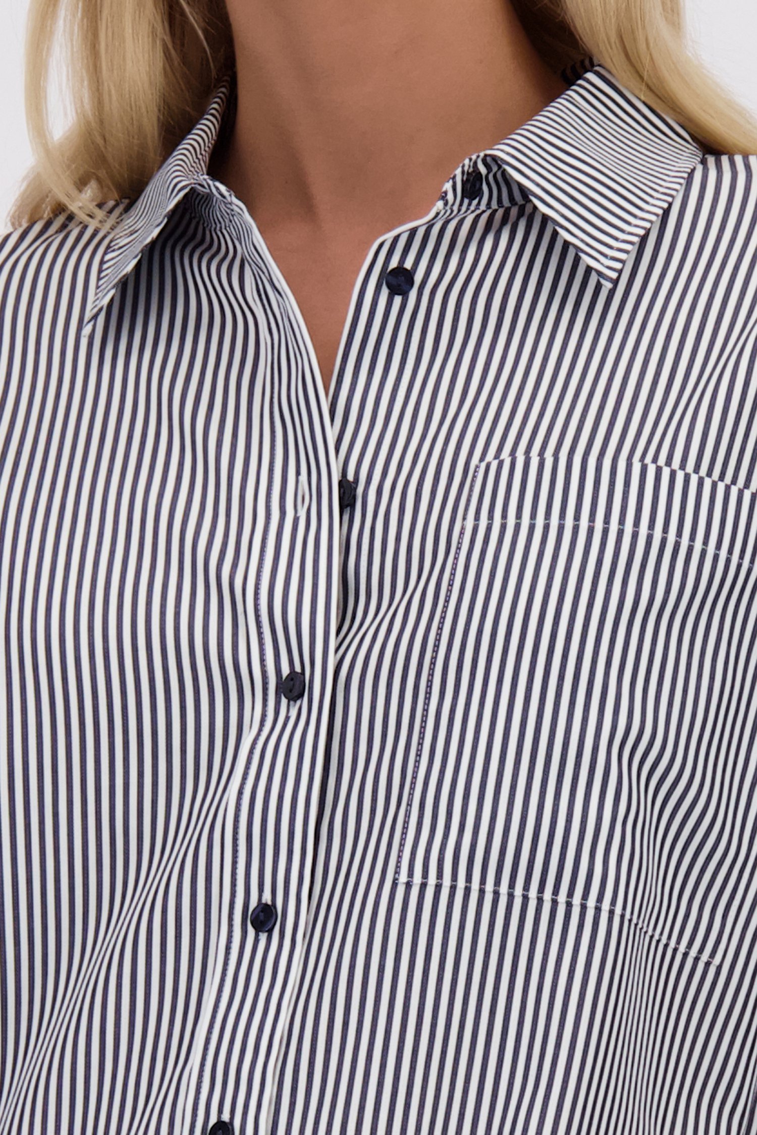 Detail van Witte blouse met donkerblauw gestreept motief door Liberty Island voor Dames
